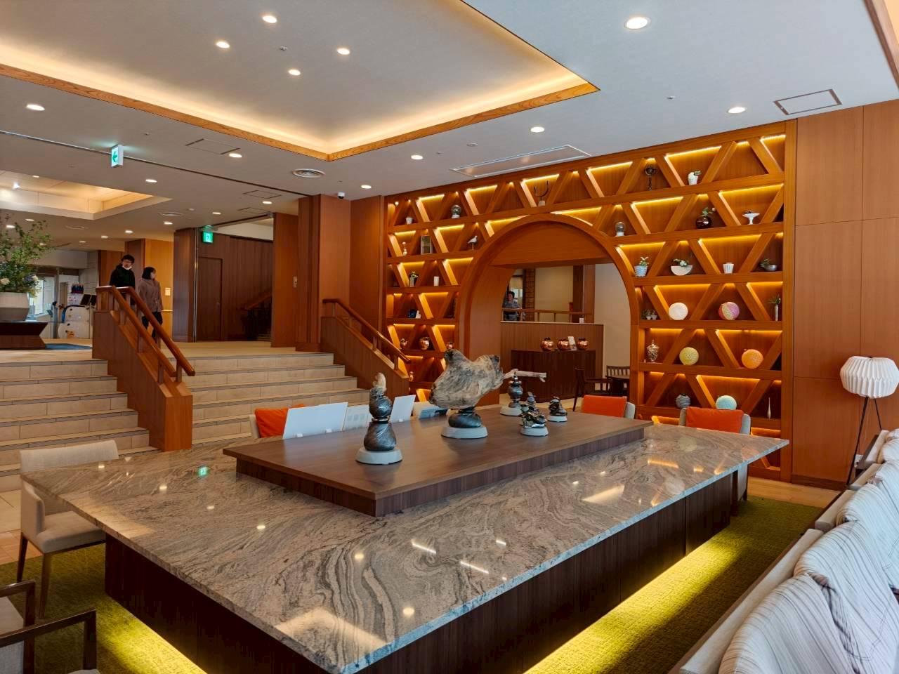 木の温もりを感じるくつろぎの館内「やまのは」-1