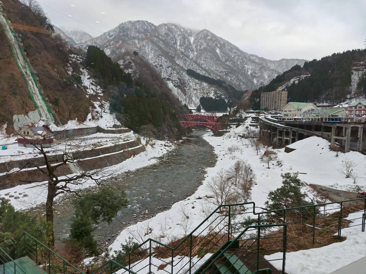 黒部の自然を望む和室-1