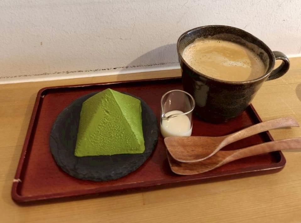 温泉街の散策も楽しみのひとつ-1