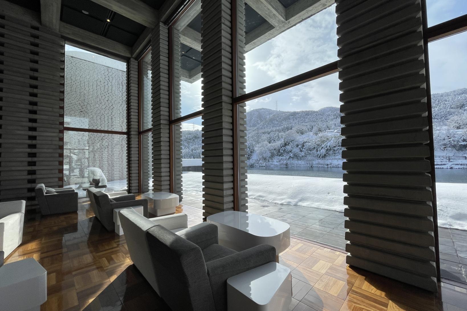 絶景の見えるロビーで、別世界にひたる-1