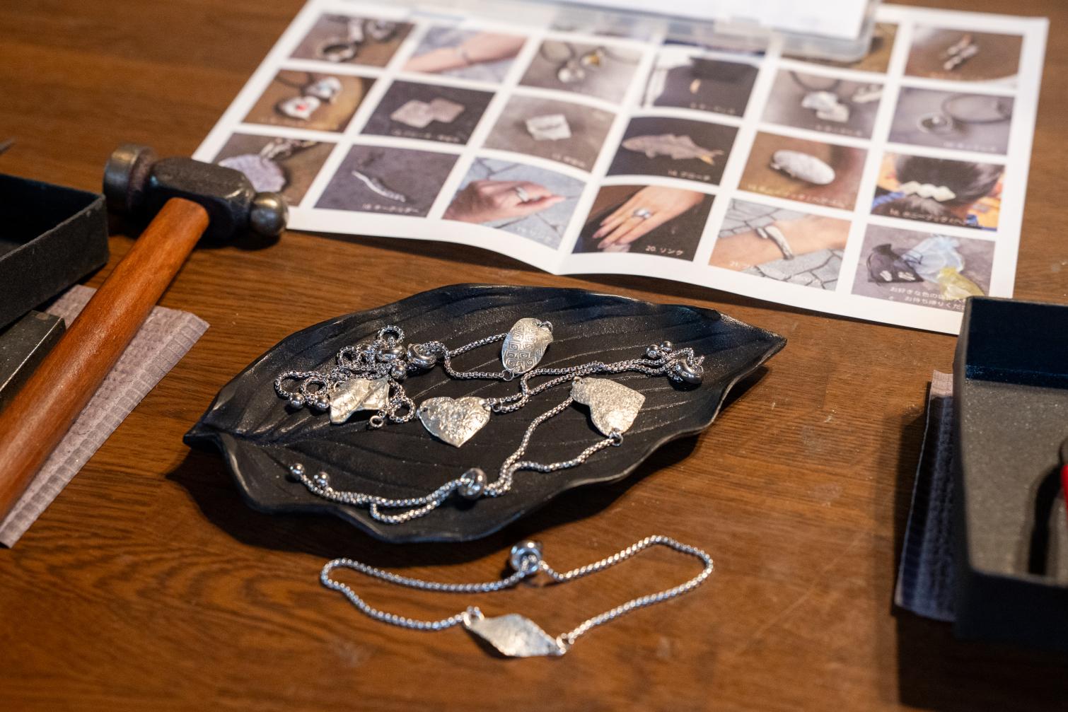 「大寺幸八郎商店」で錫のアクセサリー制作体験-1