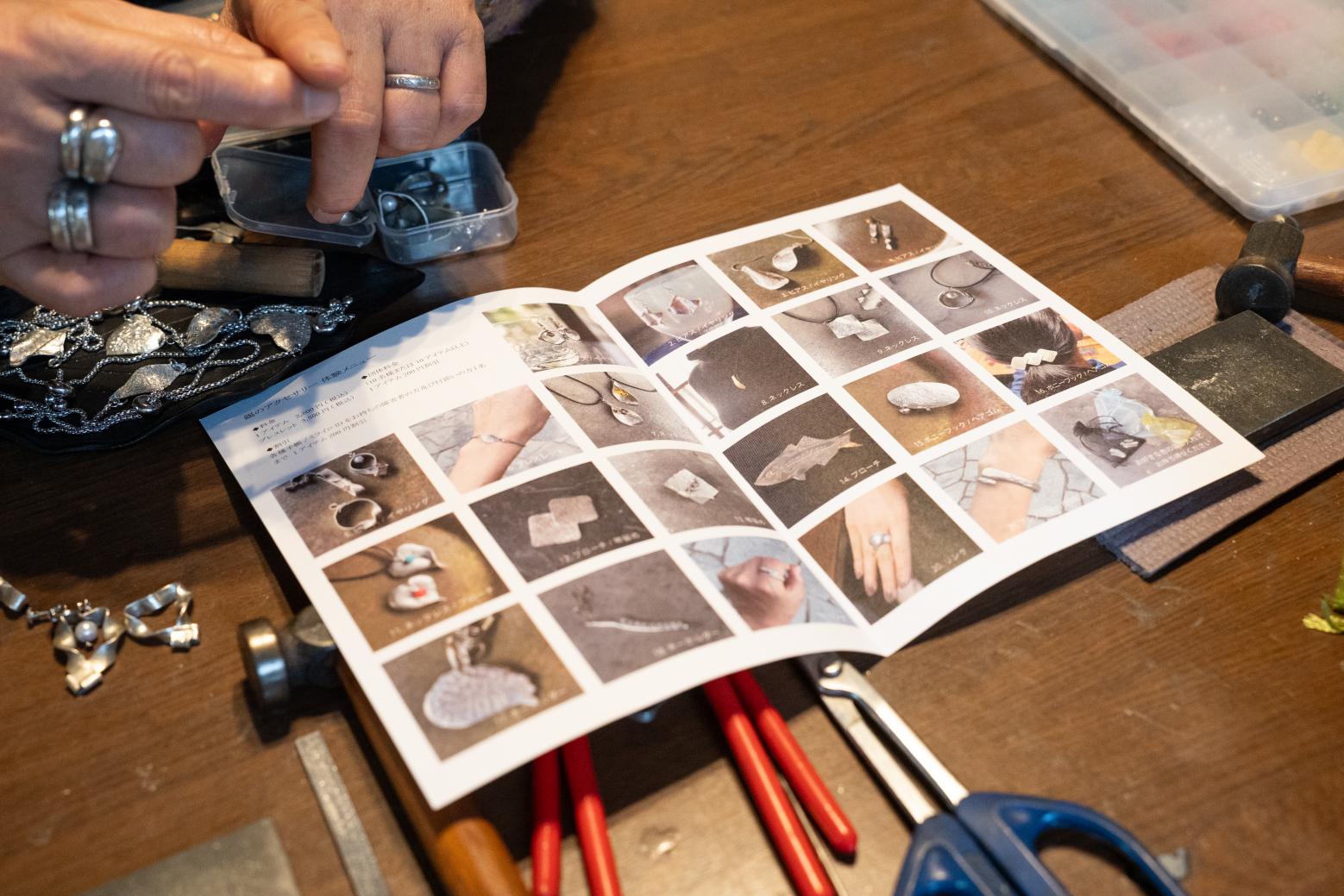 「大寺幸八郎商店」で錫のアクセサリー制作体験-0