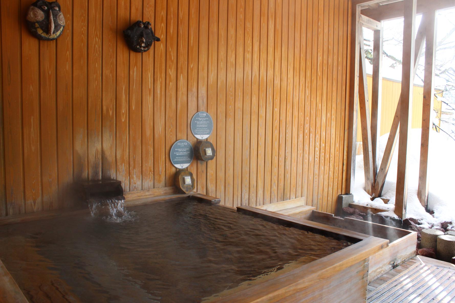 野趣ある大浴場も魅力-2