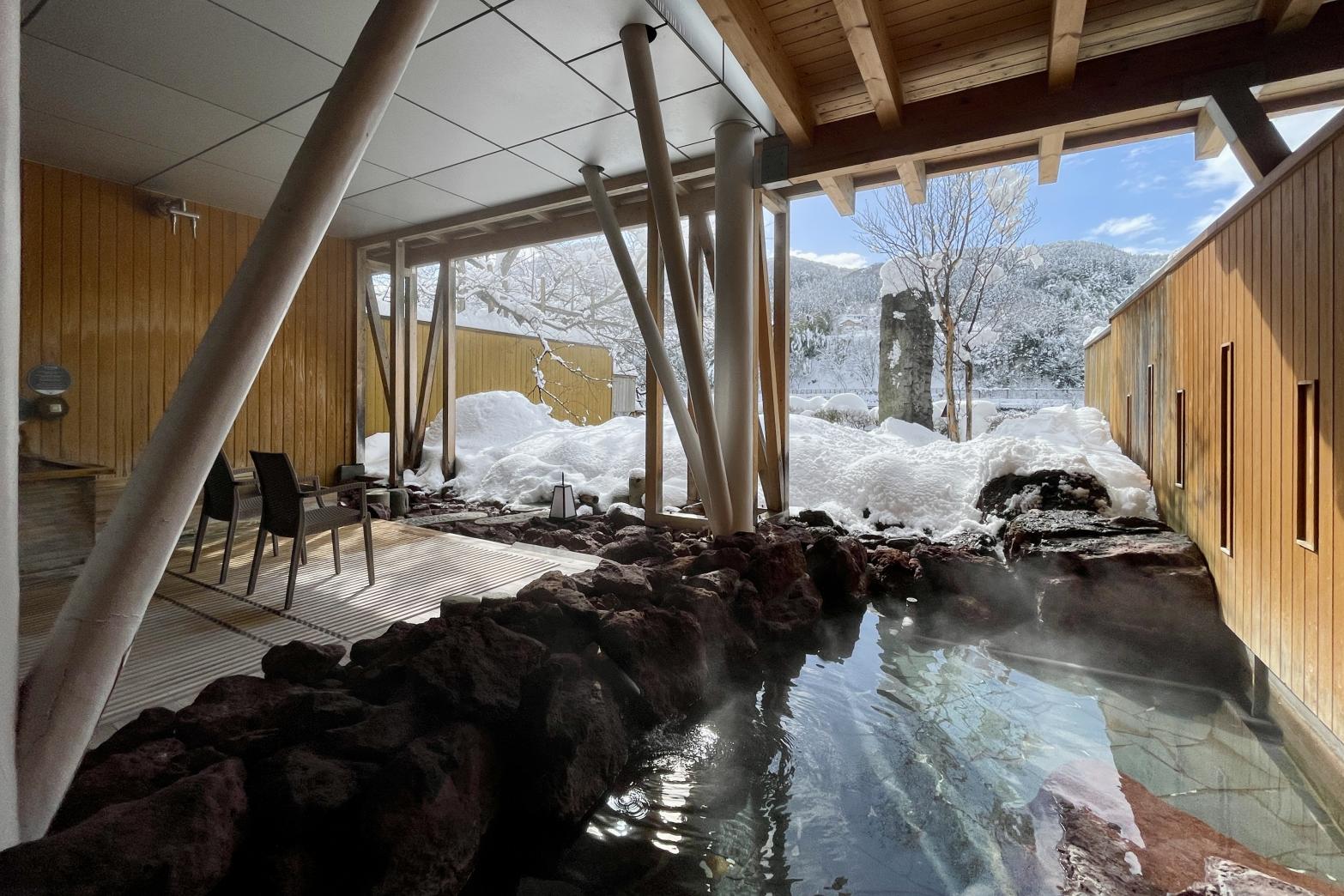 野趣ある大浴場も魅力-0