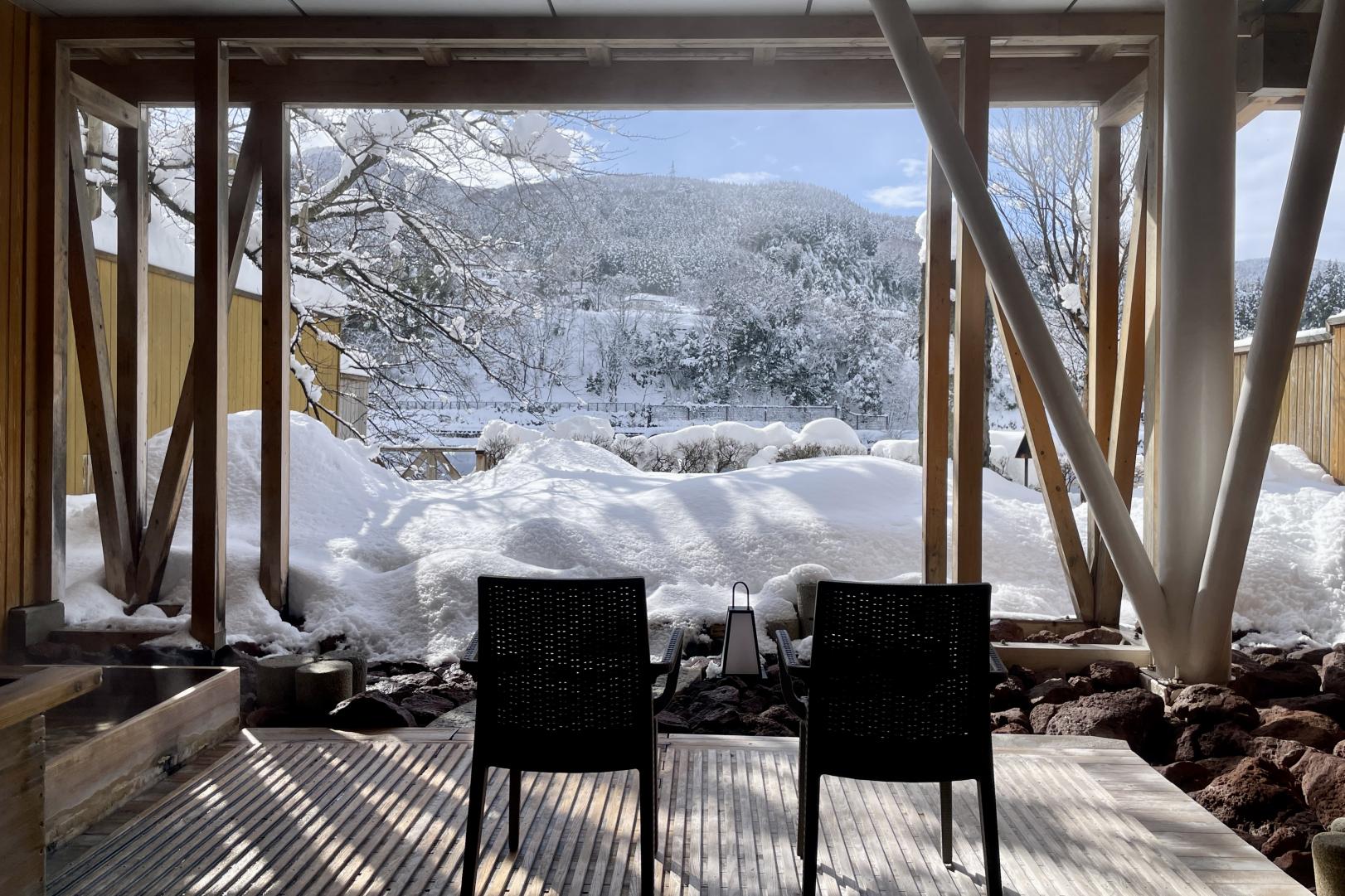 野趣ある大浴場も魅力-3