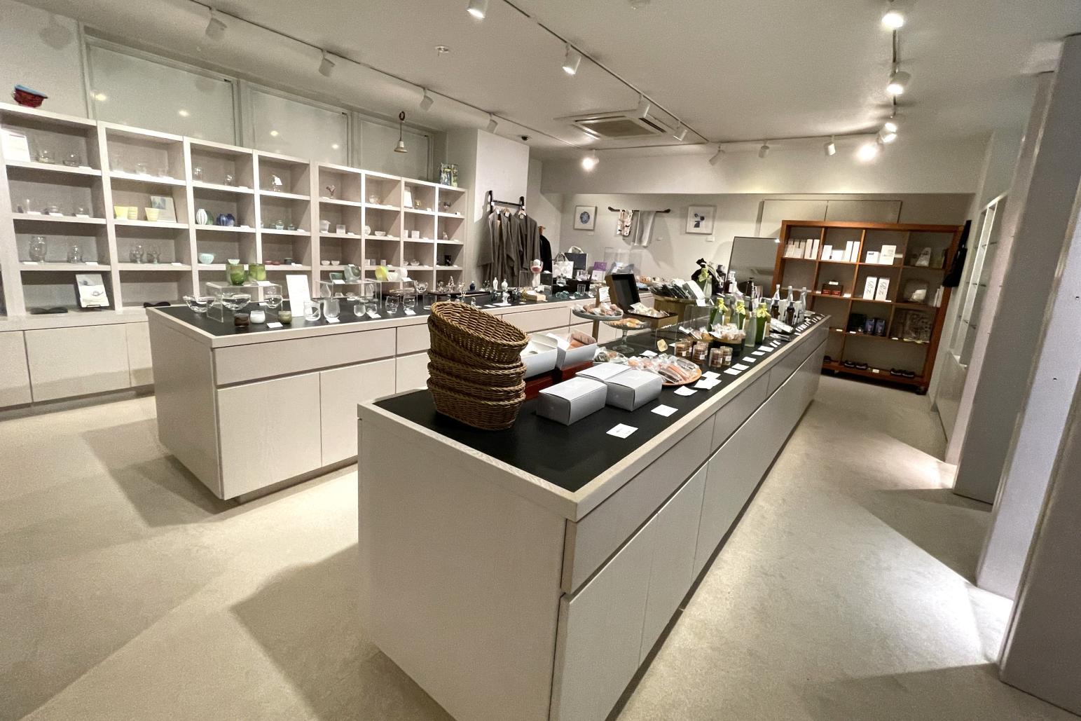 館内のショップで買い物も-0