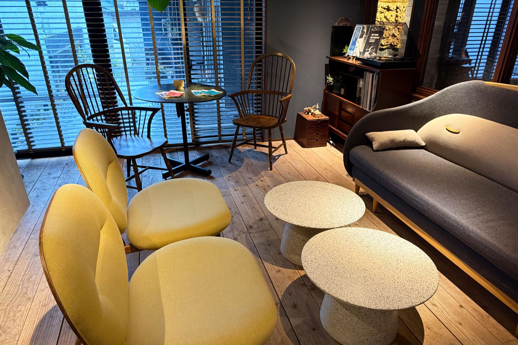 オシャレなラウンジでチェックイン＆ウェルカムドリンク-1