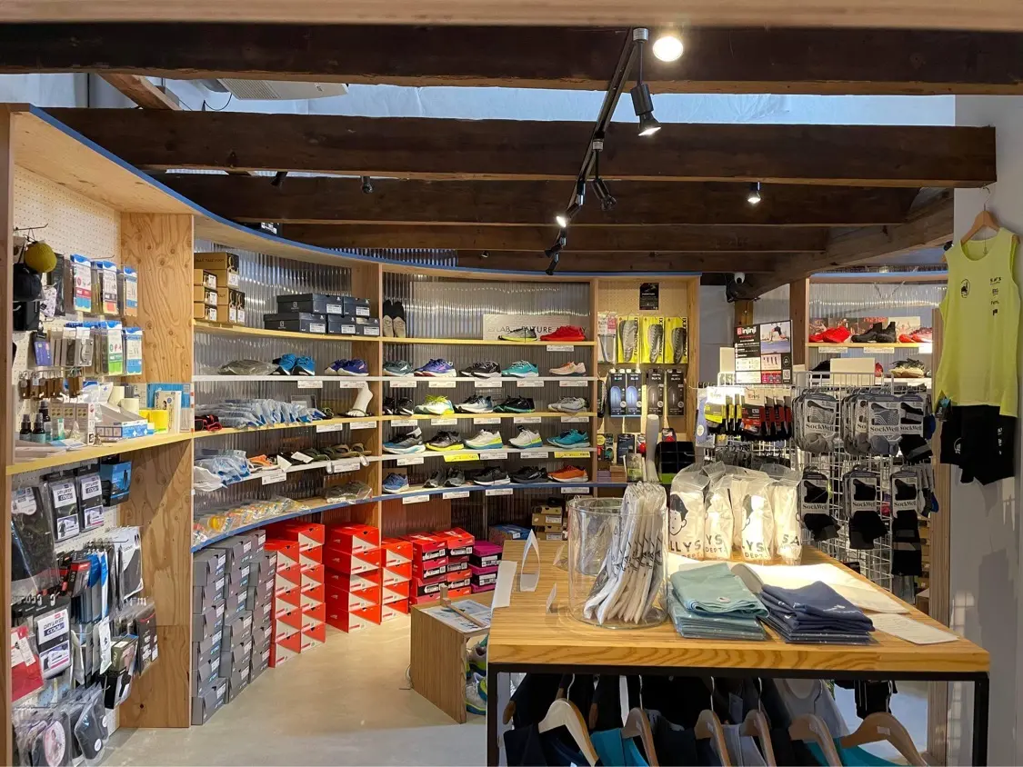 3. 　大会早朝から営業のランニングショップ（SALLYS）-4