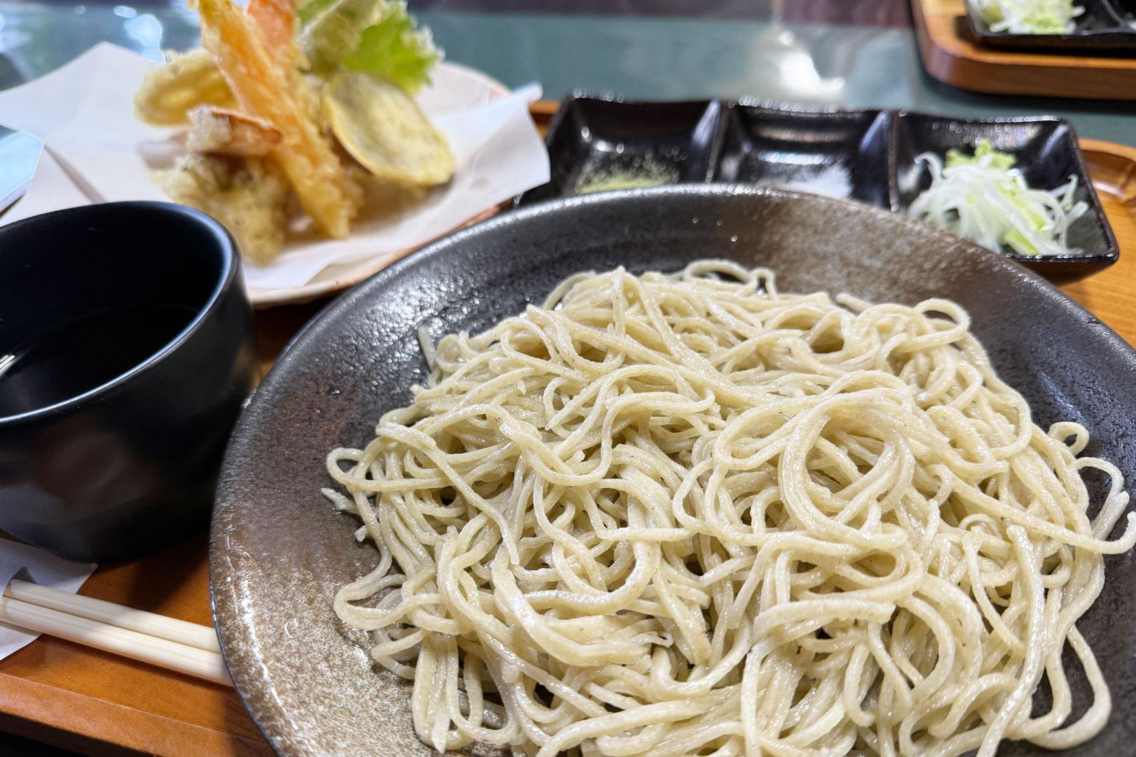 2日目のランチは蕎麦屋「茶ぼ〜ず」へ-0