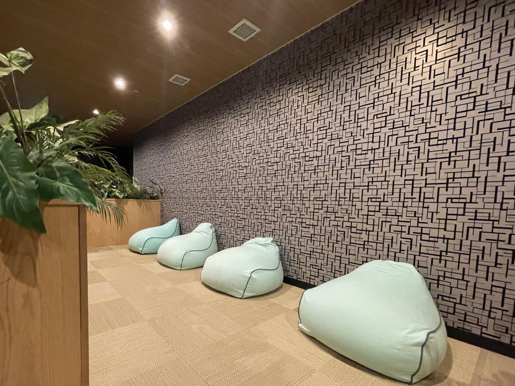 サウナ後はレストスペース「麓Fumoto」でリラックス-1