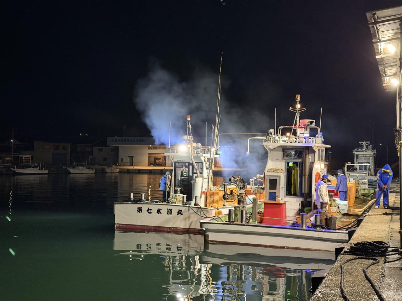 眠る町のとなりで、漁は始まっていた-0