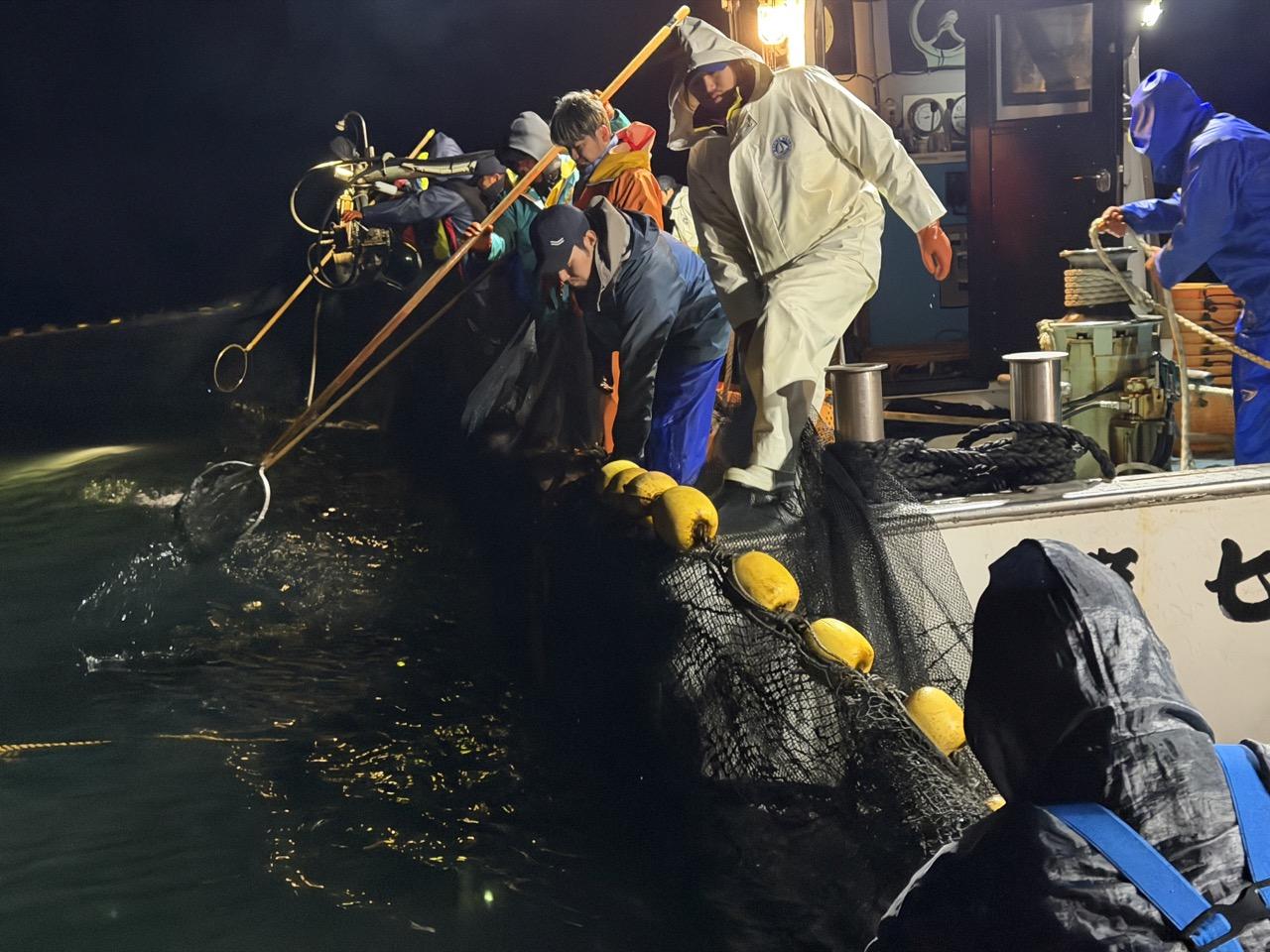 静かなエンジン音のなかで進む、海の仕事-2