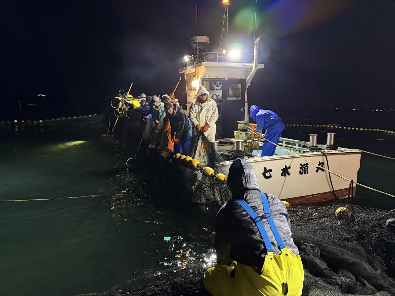 静かなエンジン音のなかで進む、海の仕事-1