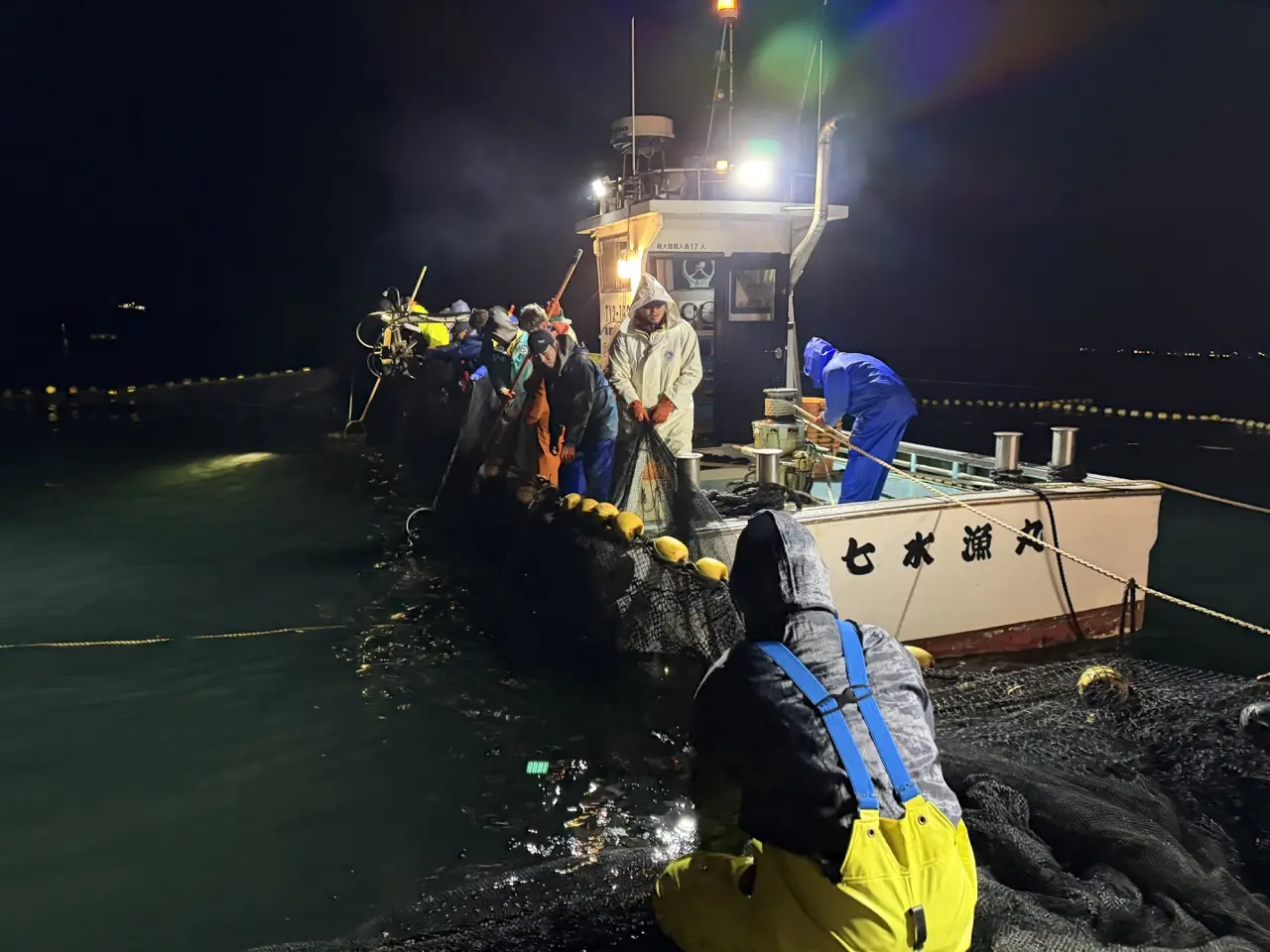 静かなエンジン音のなかで進む、海の仕事-1