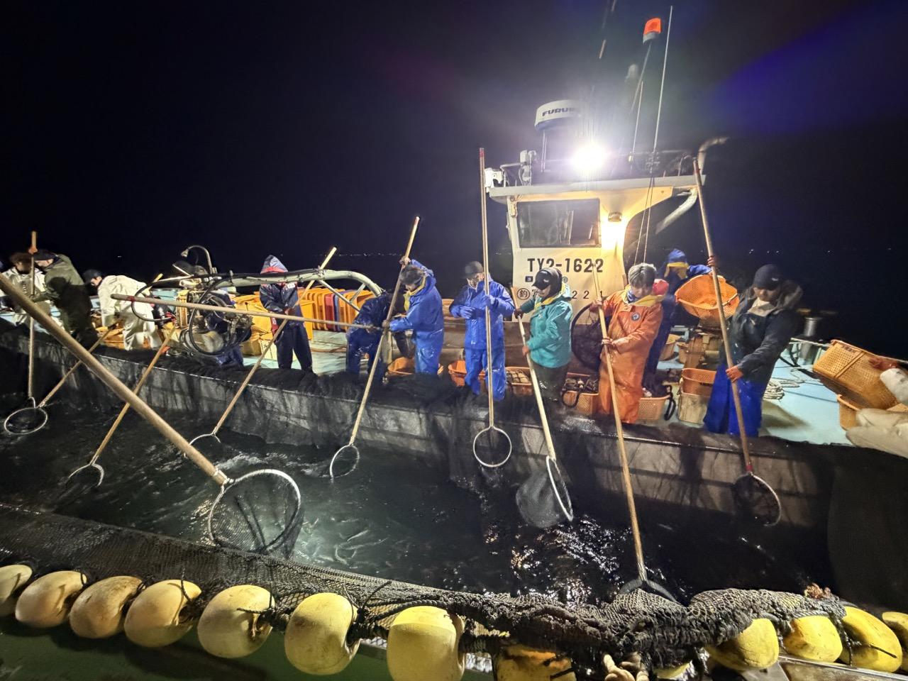 静かなエンジン音のなかで進む、海の仕事-3