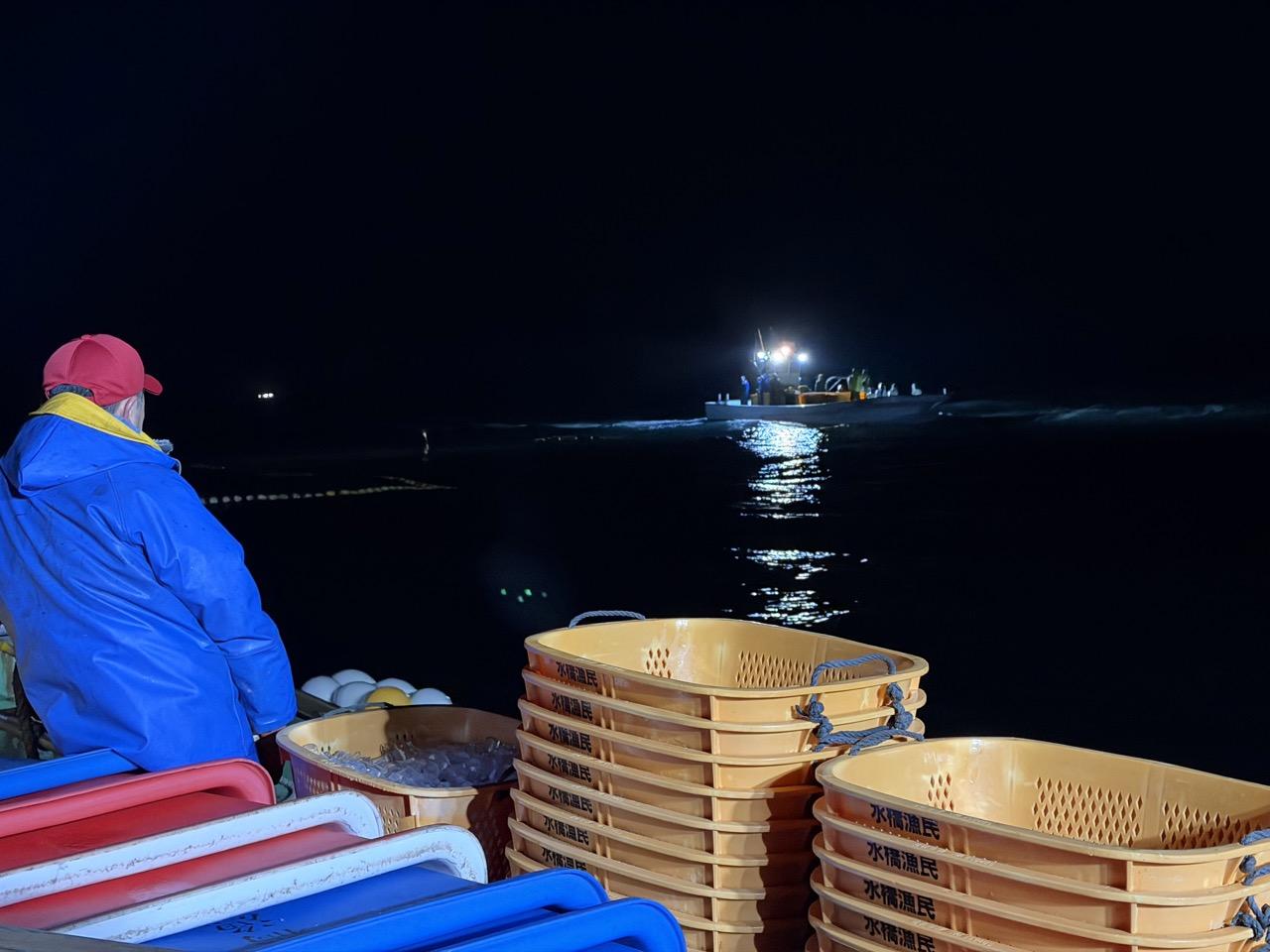 静かなエンジン音のなかで進む、海の仕事-0