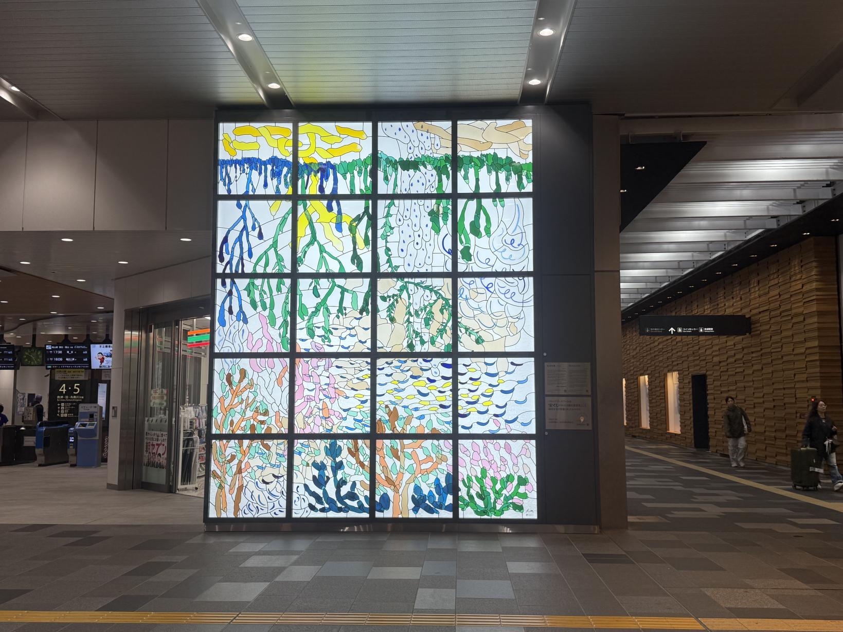 富山駅のステンドグラスに込められた願い-0
