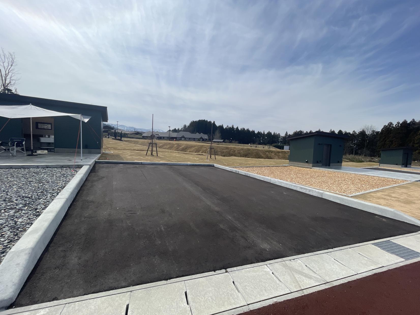 ダイニングと宿泊スペース、駐車スペースの動線もバッチリ！-2