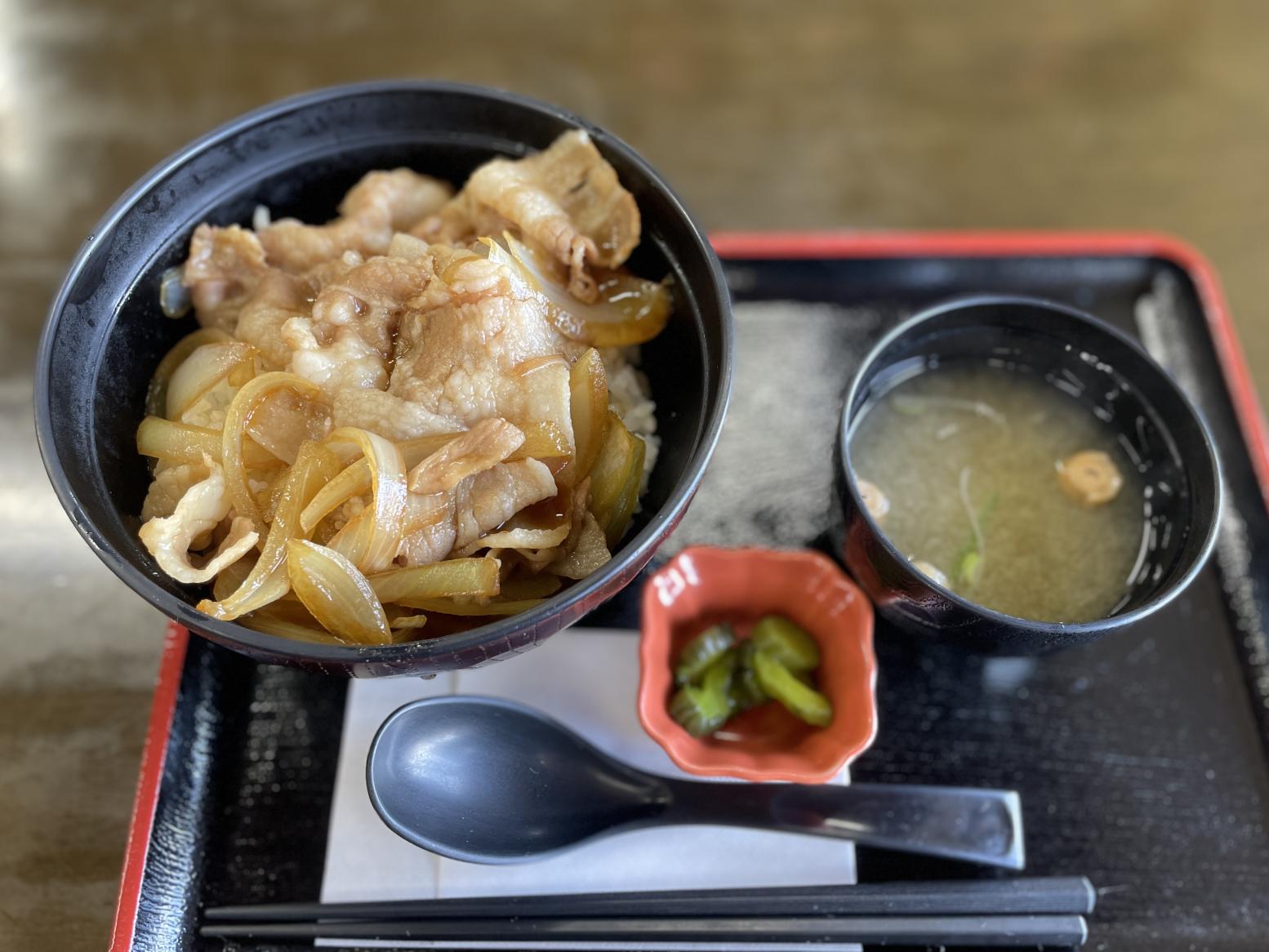食堂でおいしい食事に舌鼓！-0