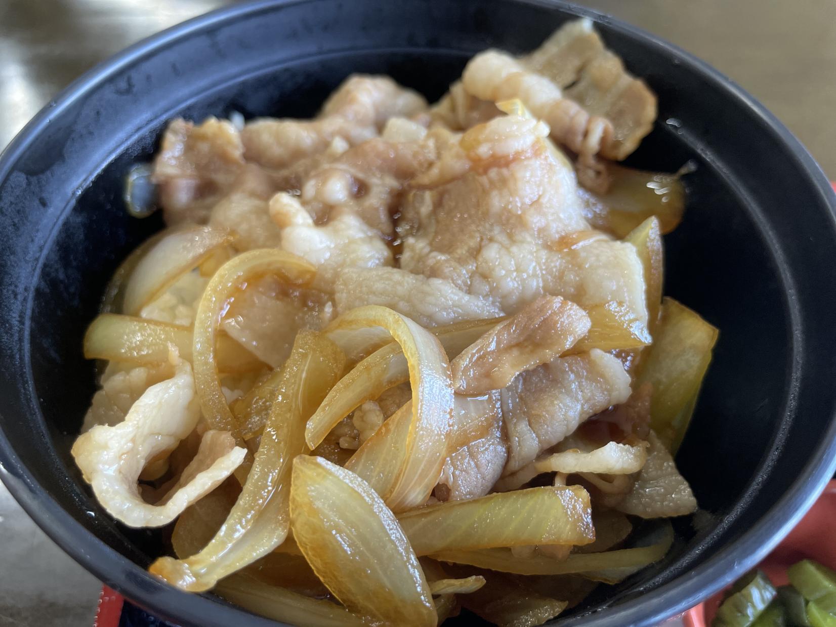 食堂でおいしい食事に舌鼓！-1