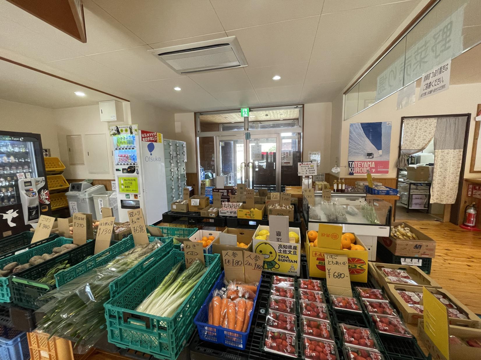 売店で買い物も可能-0