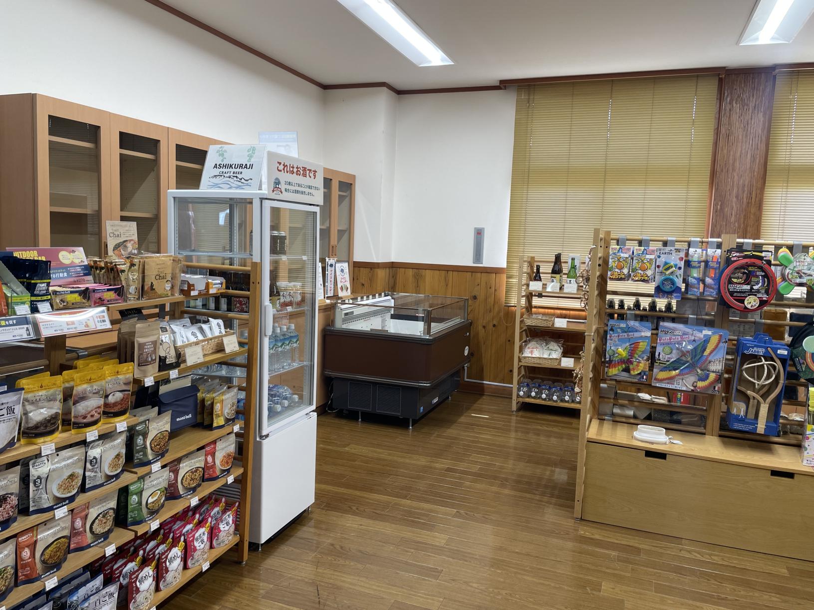 モンベルショップで買い物やレンタルも！-1