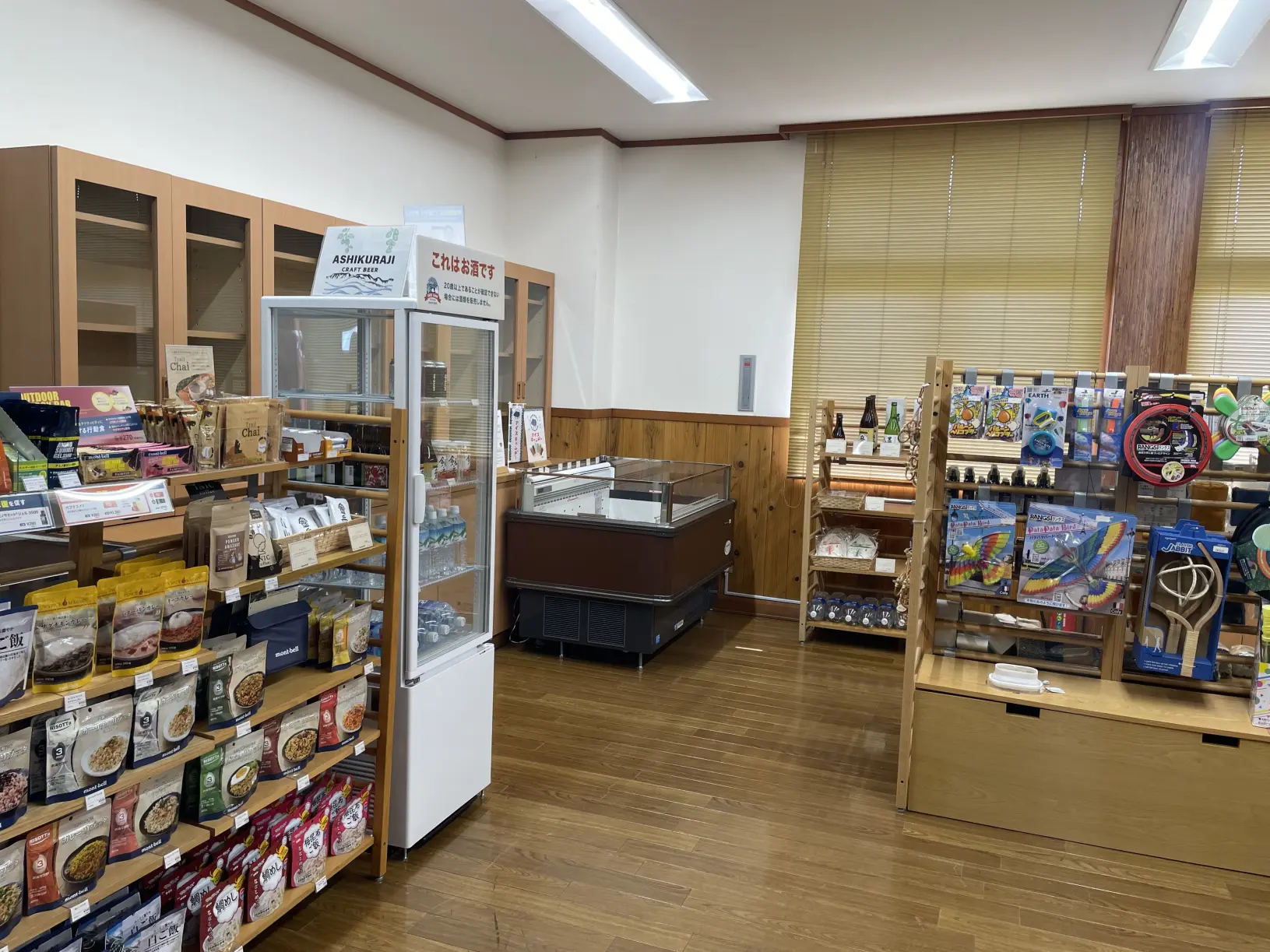 モンベルショップで買い物やレンタルも！-1