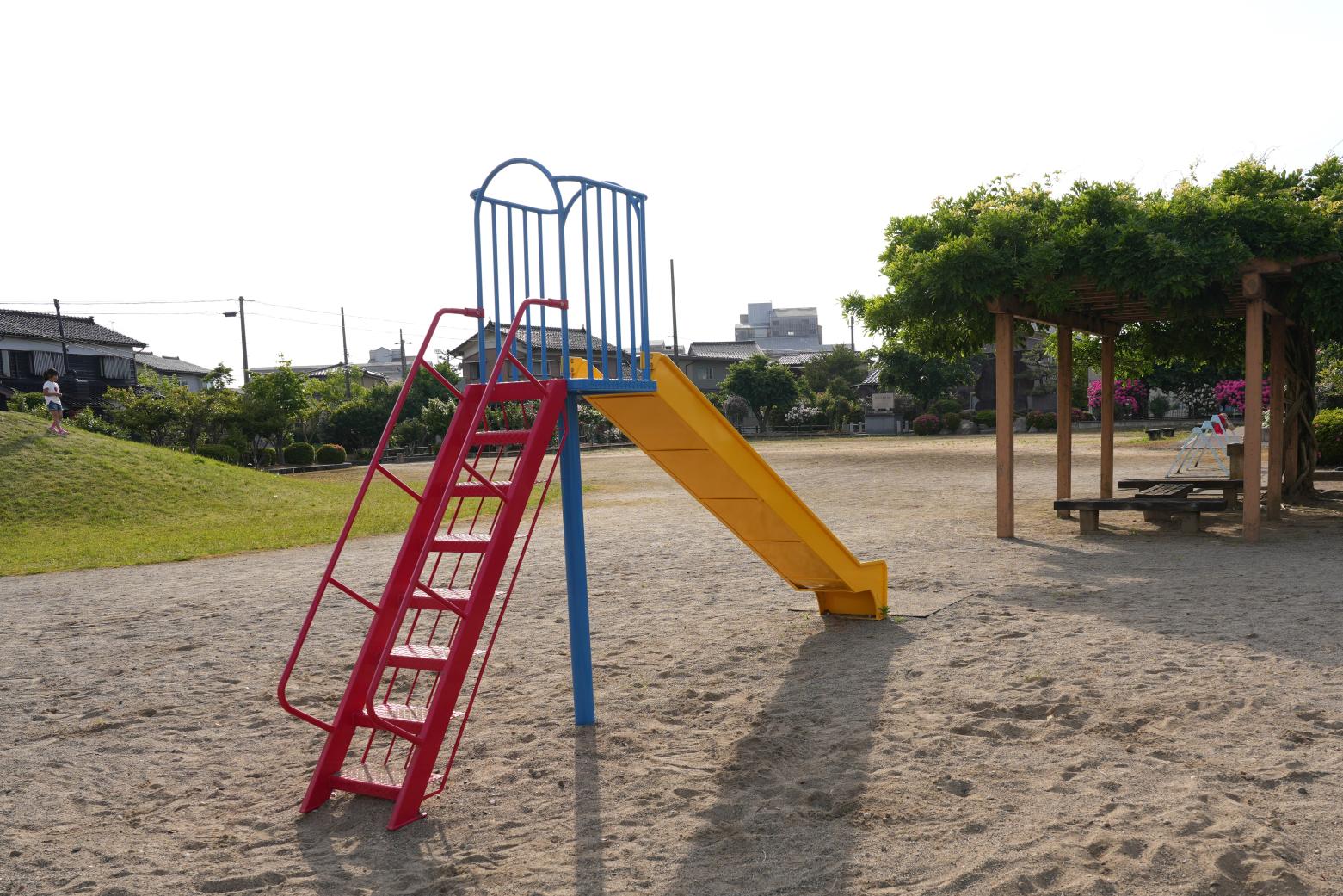 「小島第六小公園」は、「小島バラ園」から徒歩5分-1