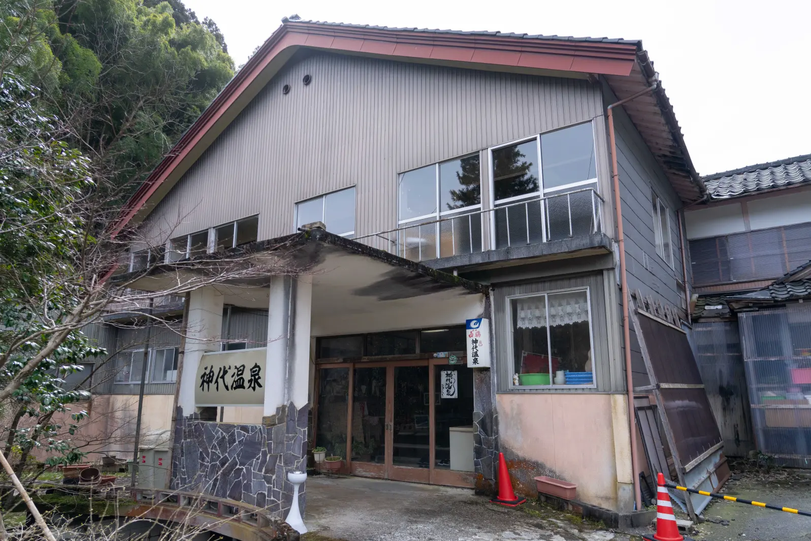 １．ノスタルジックな「神代温泉」館内-0