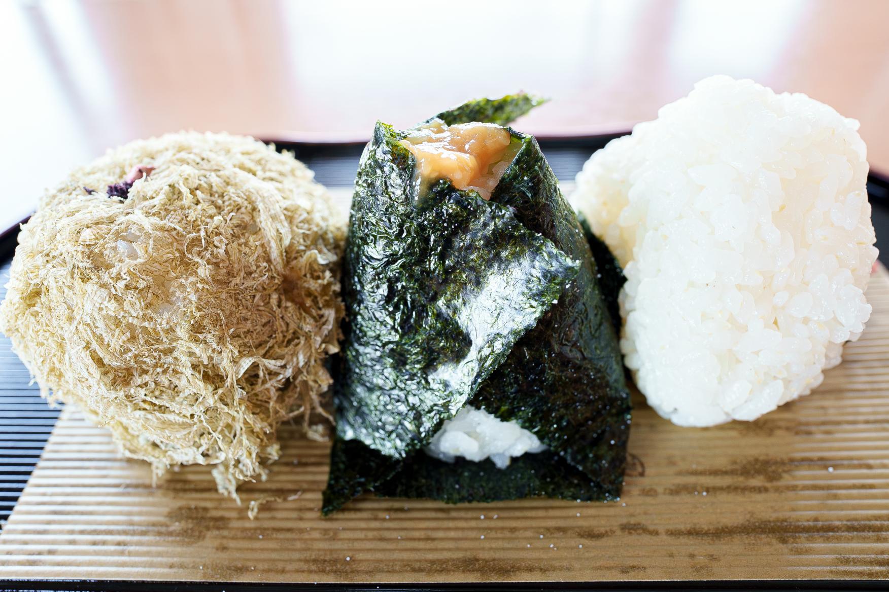 大満足の食べ応え！旨さ際立つ握りたて「おむすび」-0