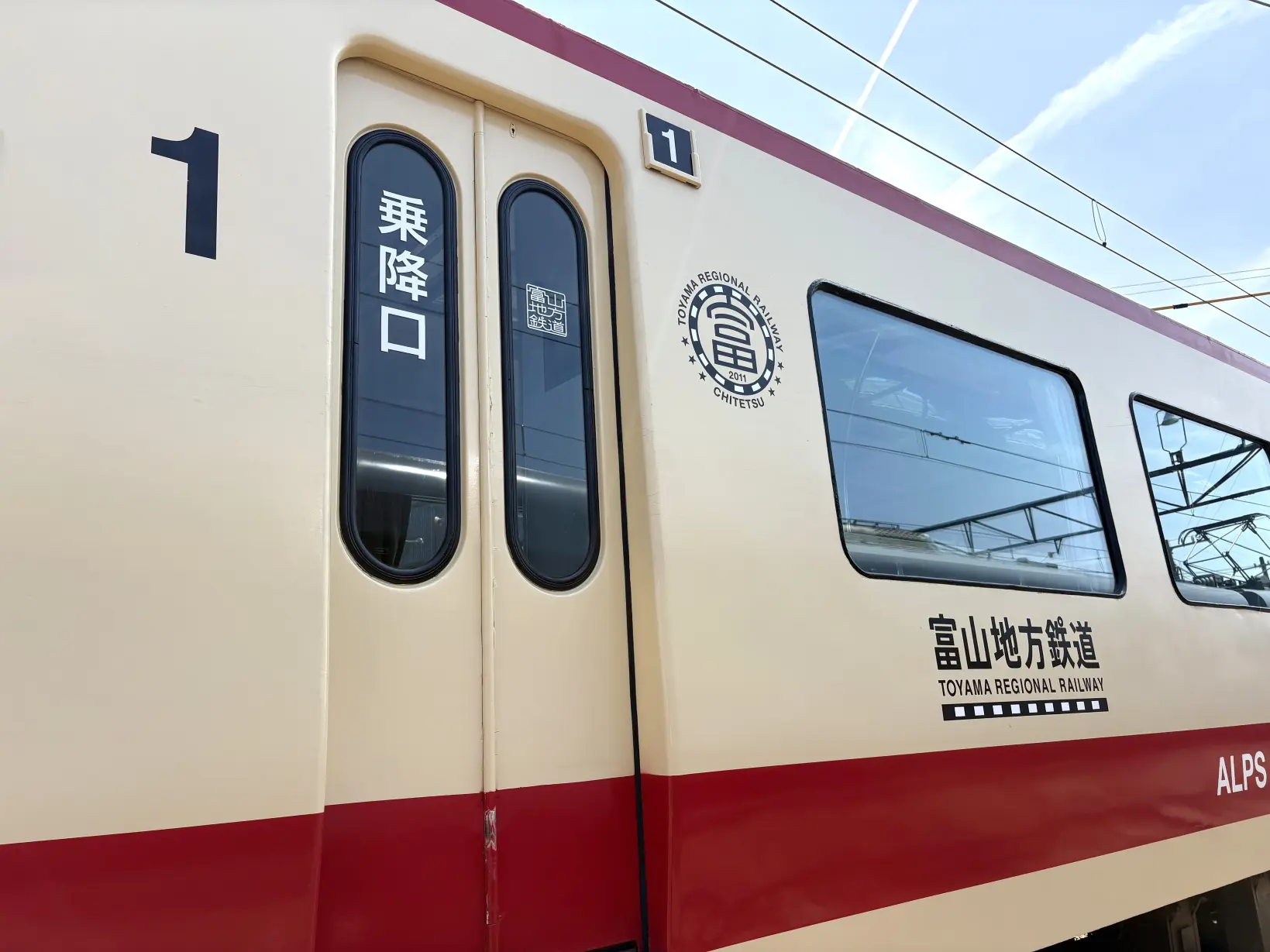 車内のデザインが素敵すぎる「アルプスエキスプレス」-1