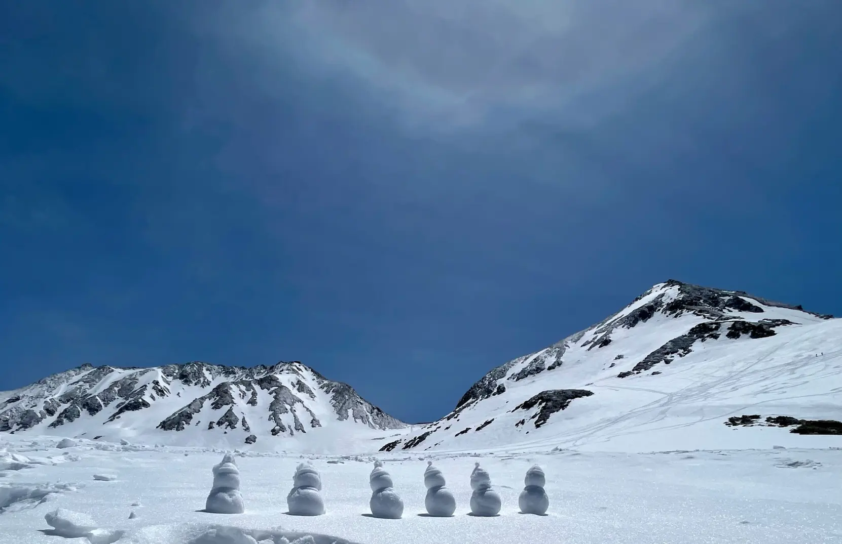 11月の室堂。雄山と浄土山を望む「雪だるまたち（山岳警備隊作）」