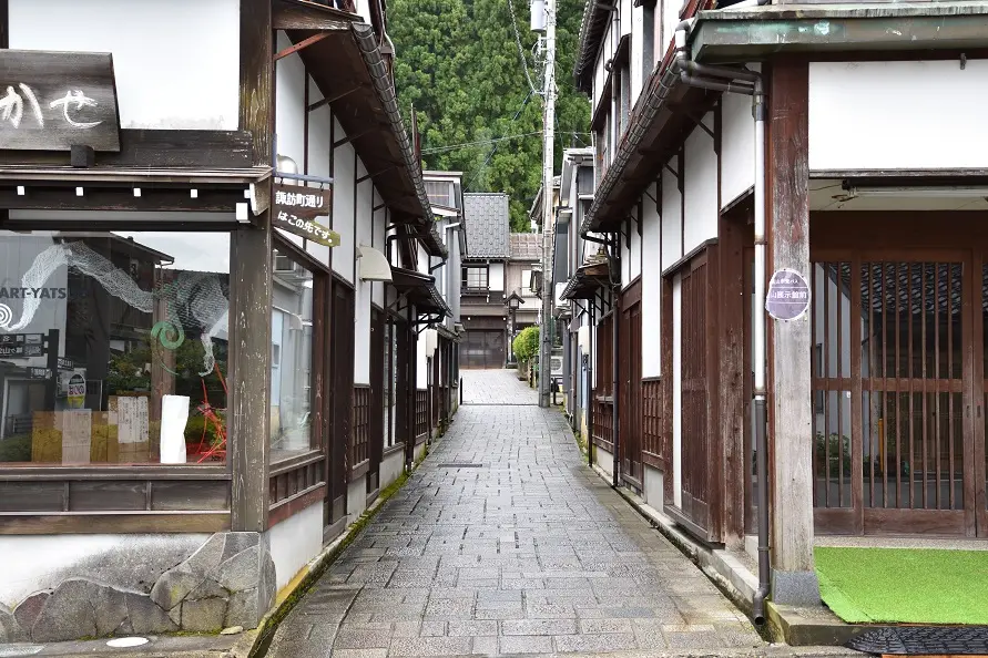 なりひら通りから諏訪町へ