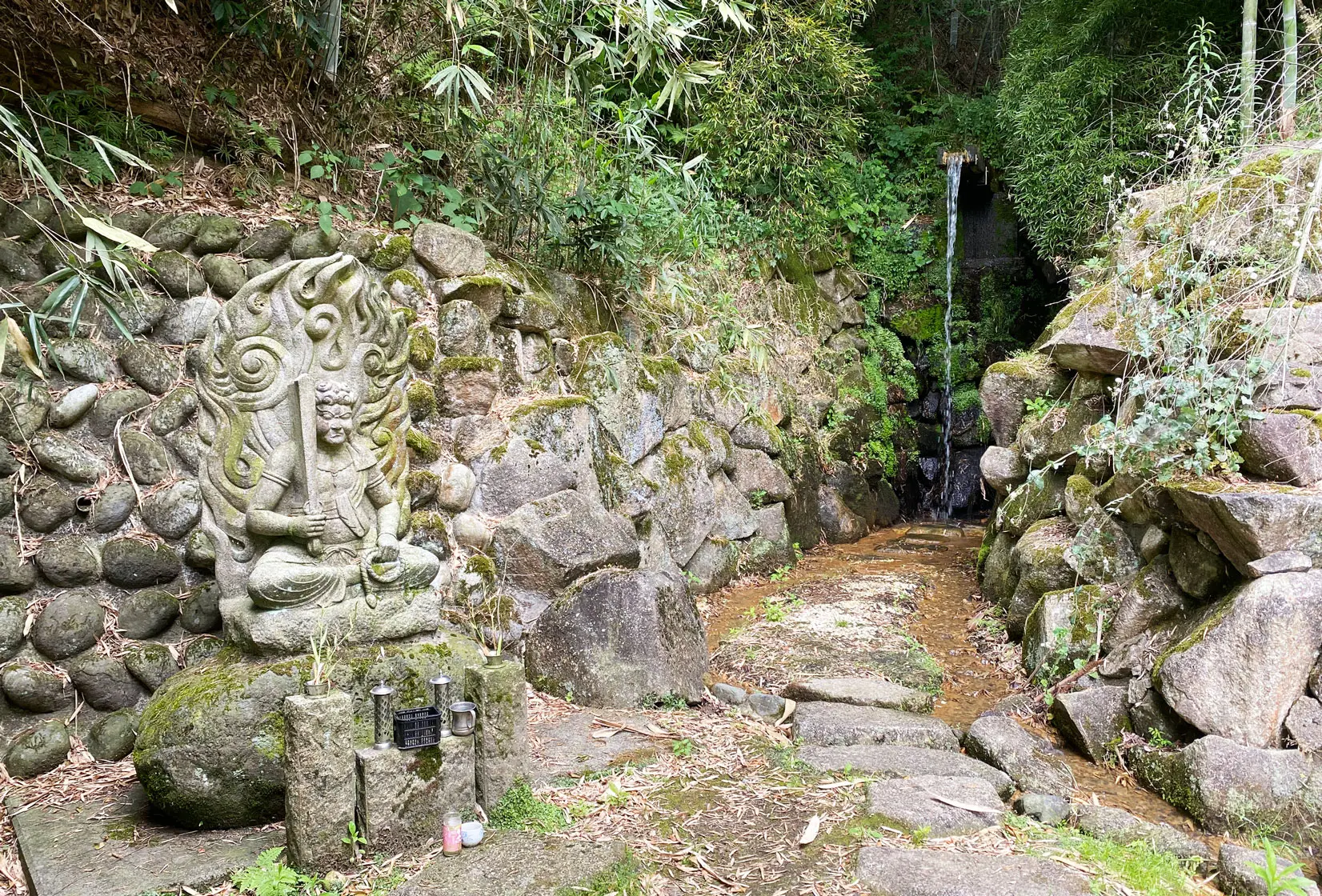 不治の病も治す伝説がある「朝日の滝」-1
