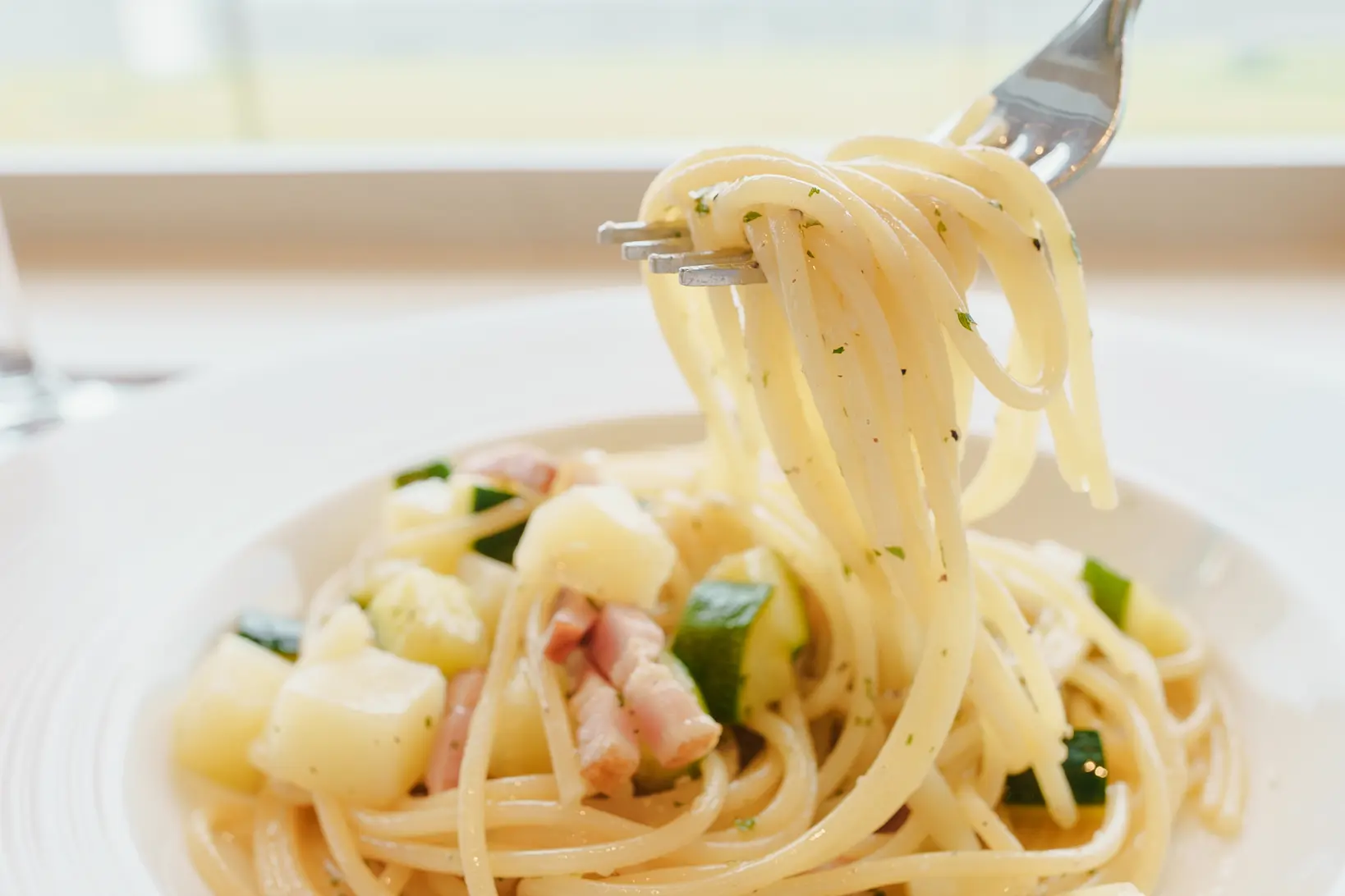海を眺めながら食事を楽しめる「レストランSazan（サザン）」-1