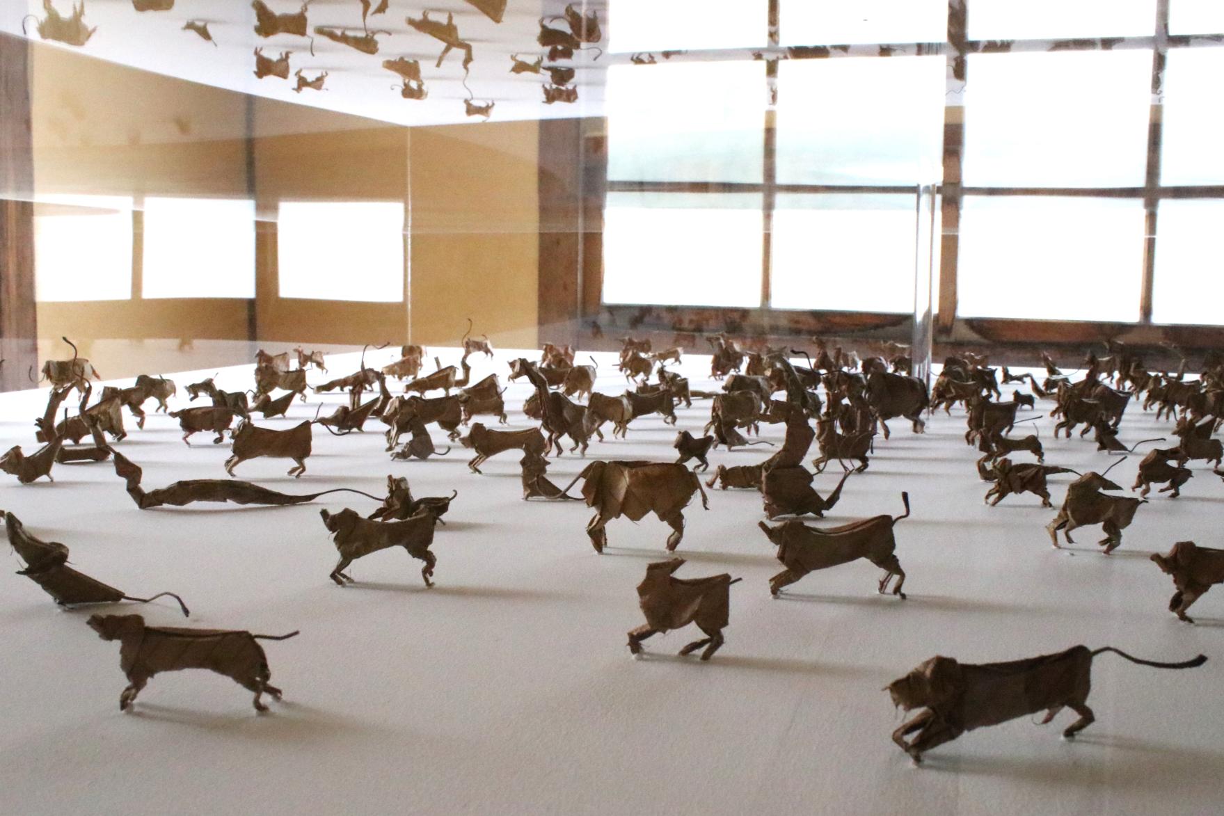 中島閘門 操作室 展示風景より、渡邊義紘《折り葉の動物たち》2012-2022