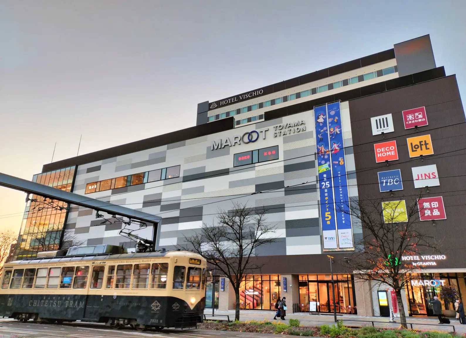 駅南口すぐの「ヴィスキオ富山」