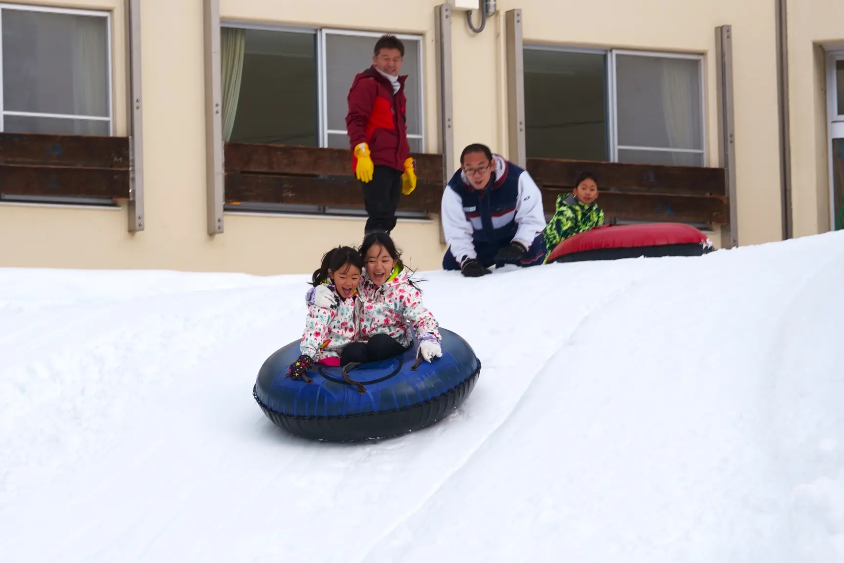 大自然に囲まれた「国立立山青少年自然の家」でチューブそりや雪遊び体験をしてみた！【貸し出し無料】-1