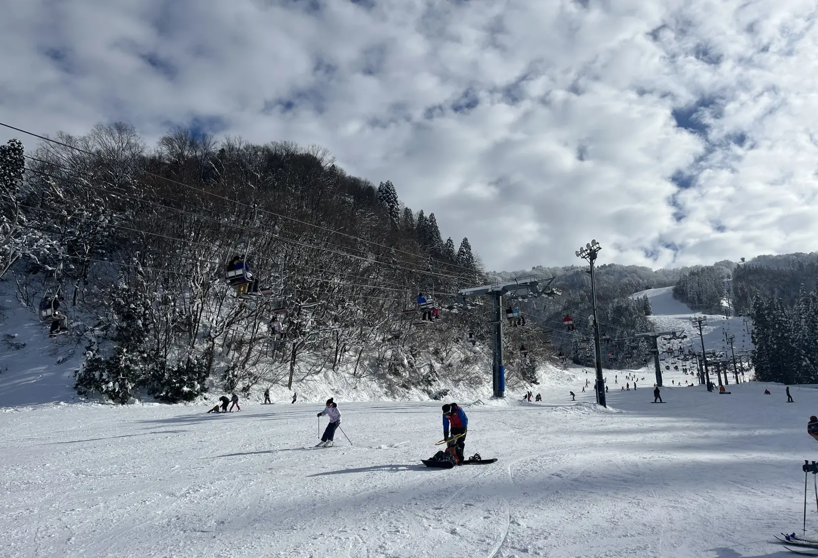 立山山麓スキー場と自家源泉のペンション「ホワイトベル」でスキーに温泉、料理を満喫【ジモメシ放浪記４】-1