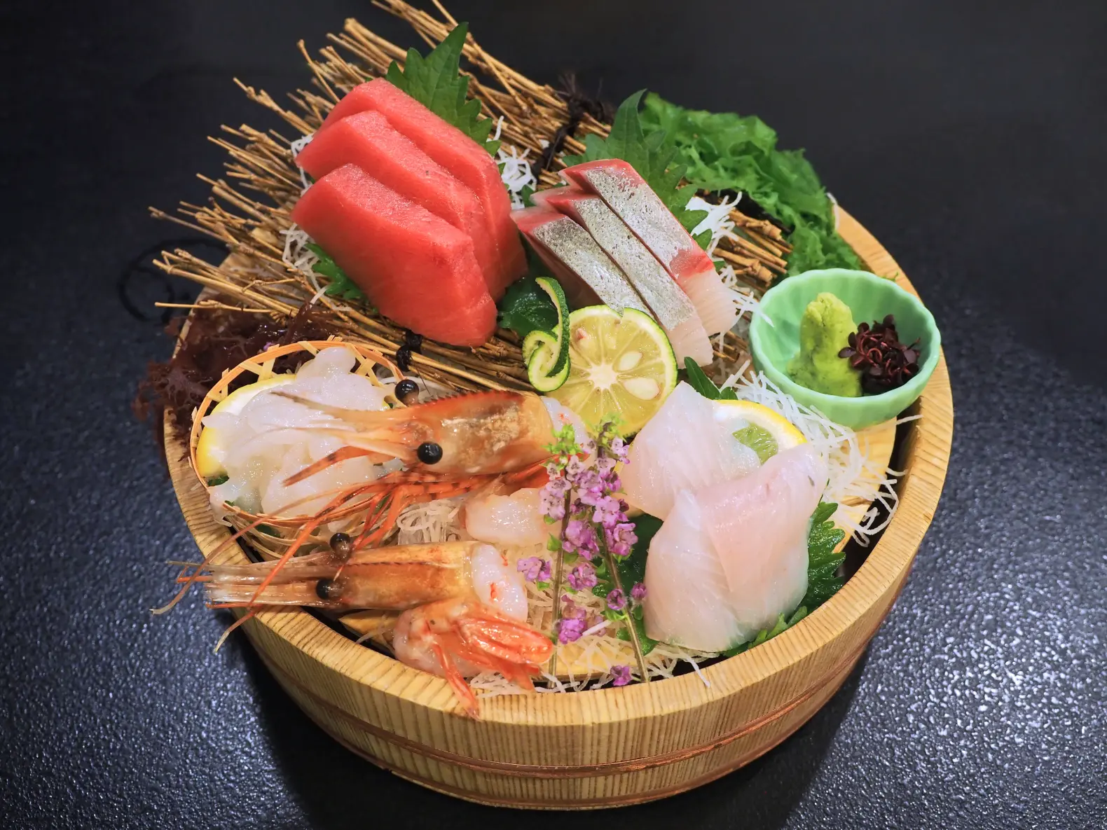 地物の刺身盛り合わせ