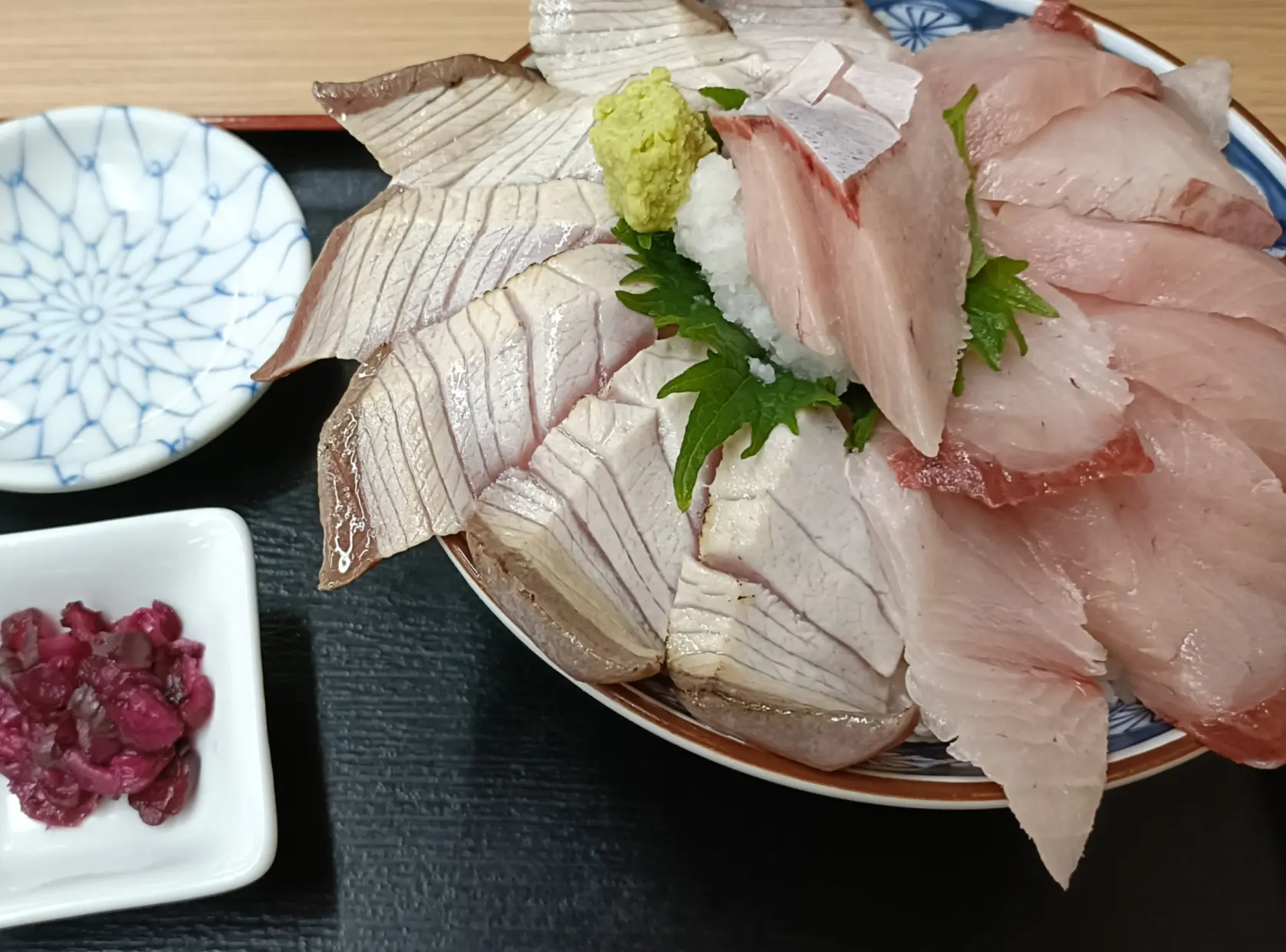 【朝食・ランチ】氷見漁港直通「氷見魚市場食堂」で海鮮丼など新鮮な海の幸を堪能！