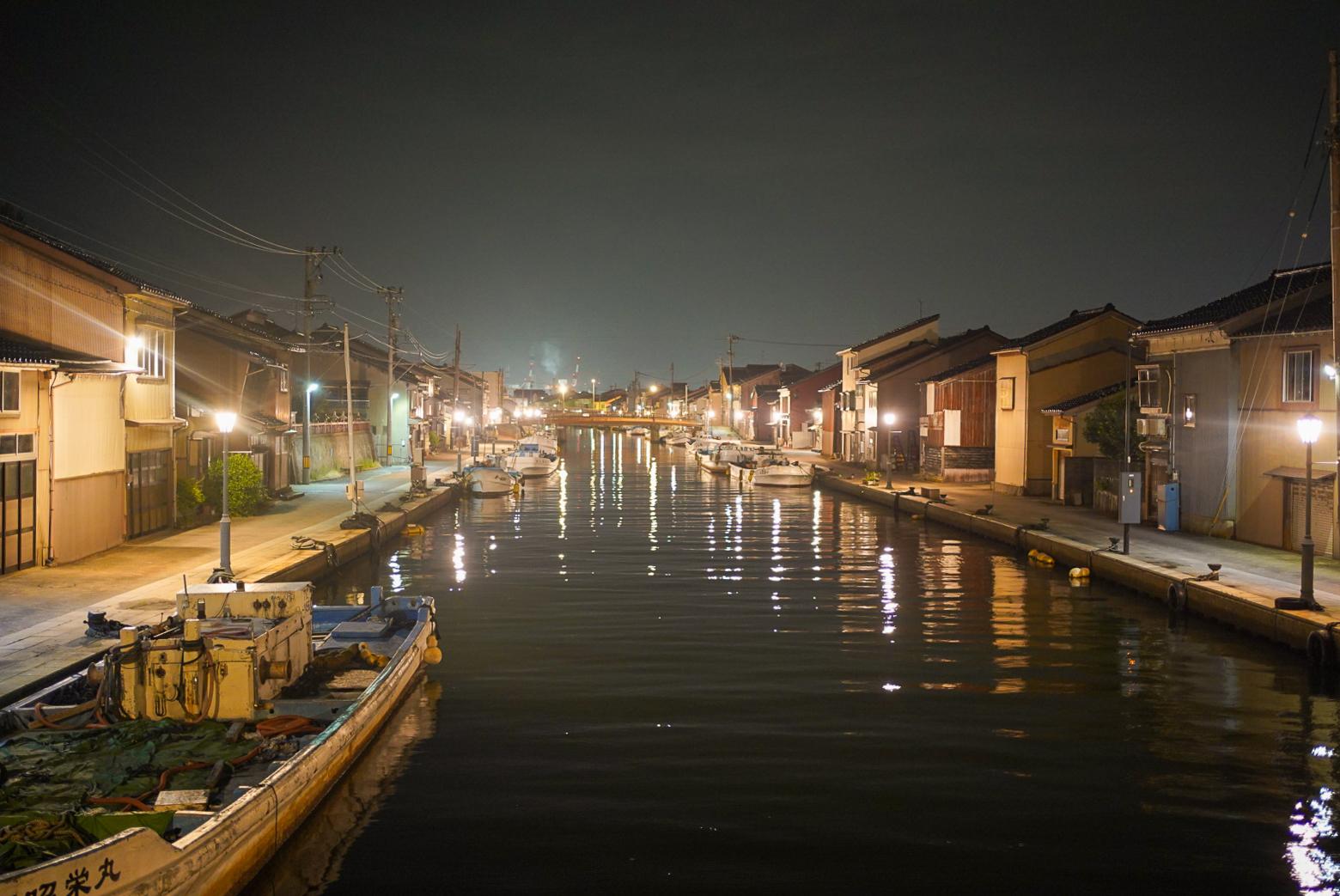 オレンジ色の優しい光に照らされる夜の内川沿い（2025年8月27日）