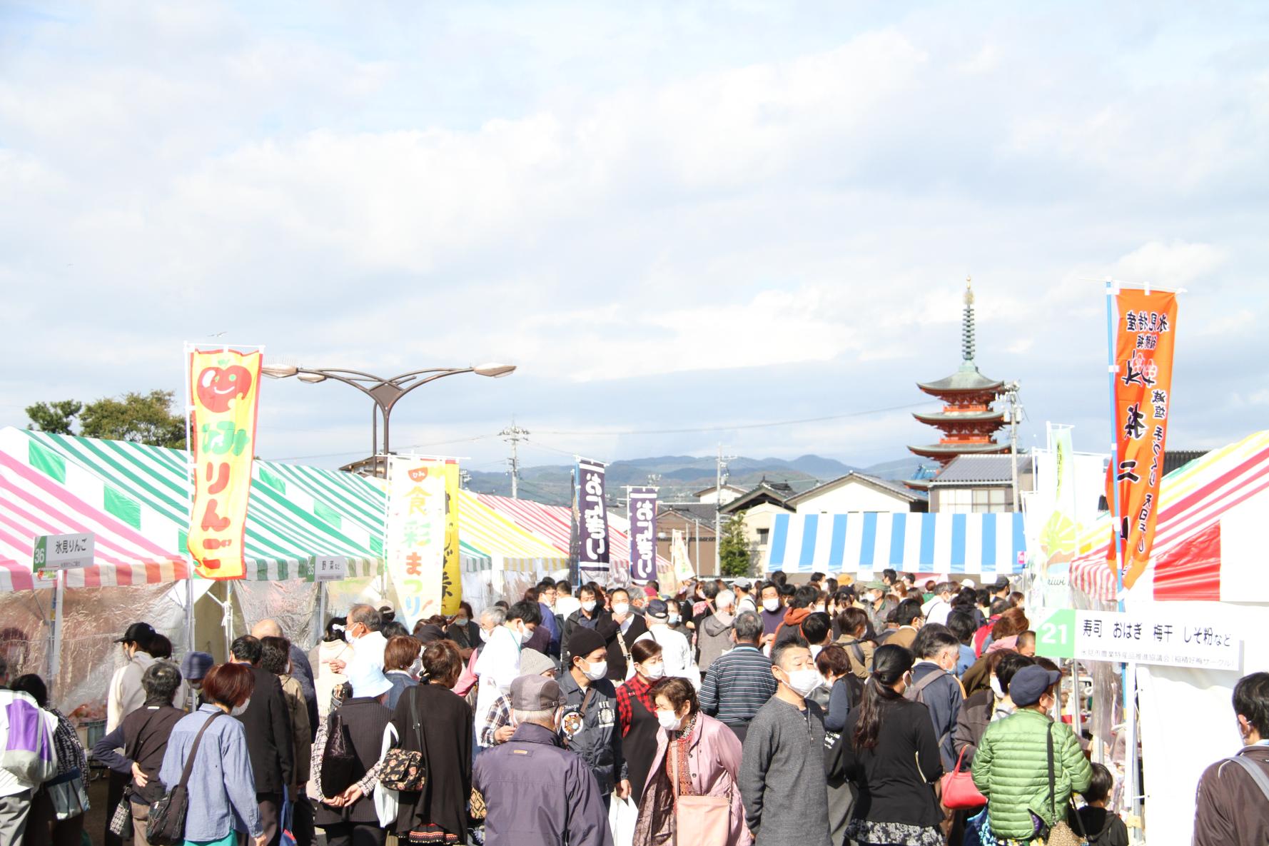毎年多くの人出で賑わうひみ食彩まつり（令和４年）地元の人たちも年に一度のイベントを楽しみにしています。