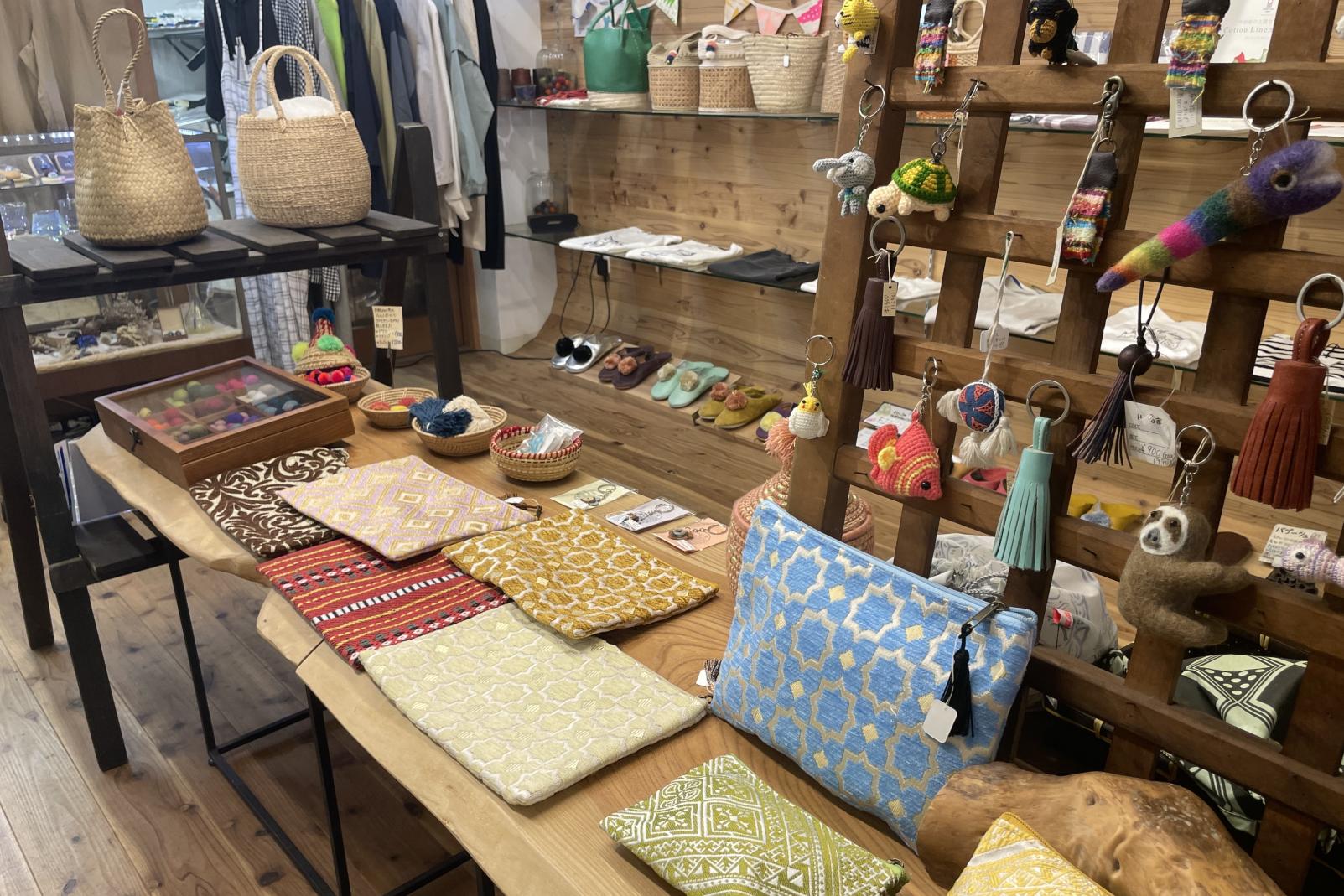 宇奈月温泉駅前でランチ、お茶、ガラス体験まで楽しめる！世界を旅した店主のセンスが光るお店「HoLo家」-4