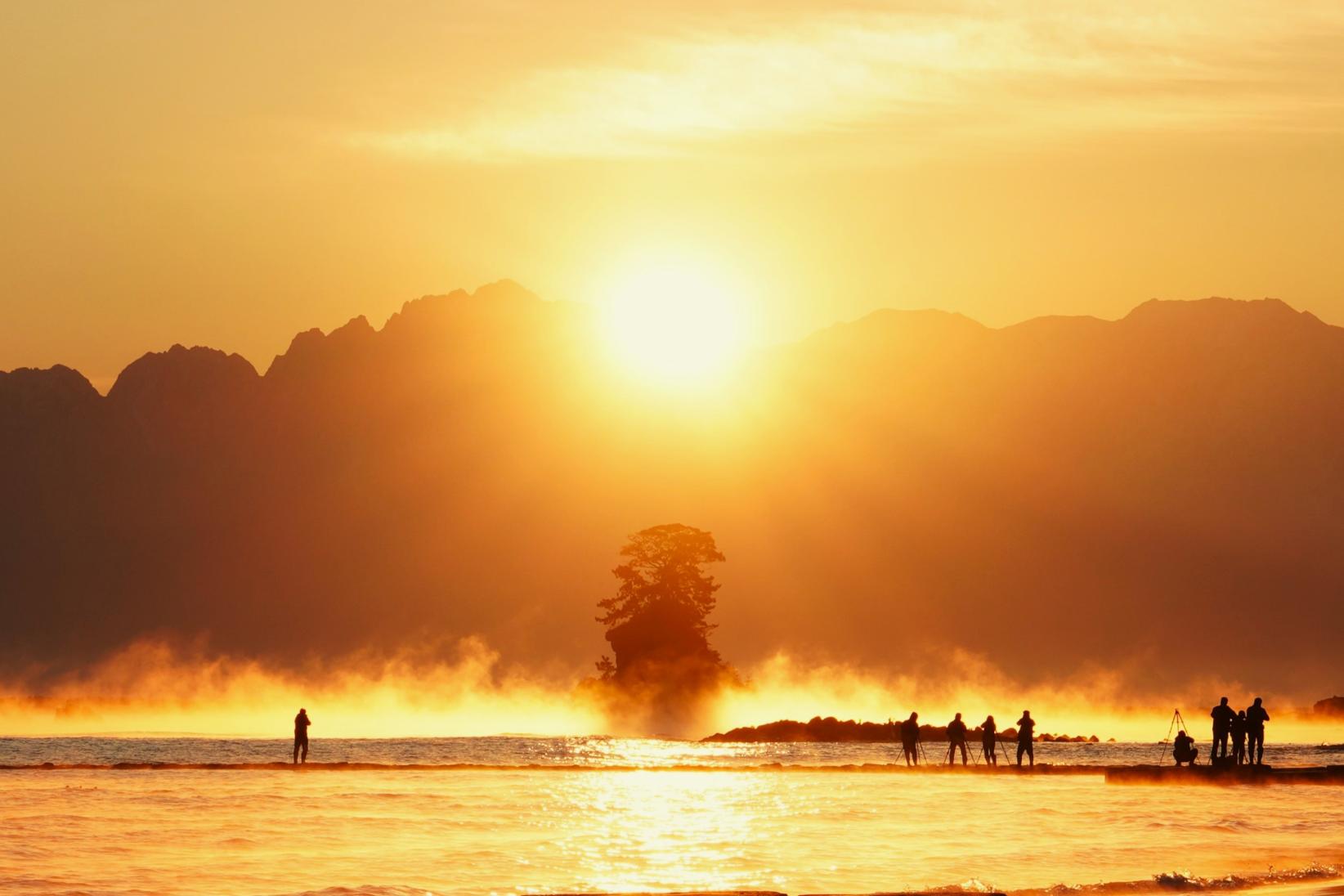 冬、立山連峰から昇る「日の出」を見に行こう！絶景スポット＋初詣6選！【雨晴海岸・呉羽山展望台・山田川（白鳥とのコラボ）など】