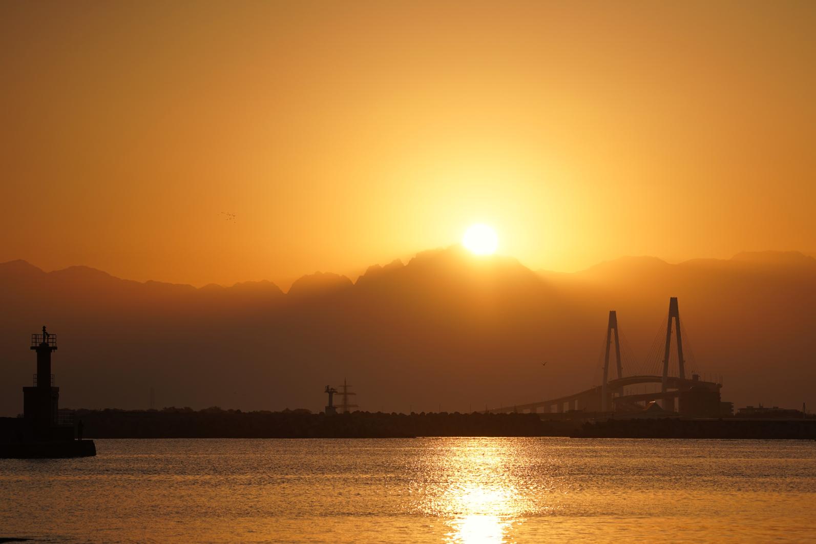 冬、立山連峰から昇る「日の出」を見に行こう！絶景スポット＋初詣6選！【雨晴海岸・呉羽山展望台・山田川（白鳥とのコラボ）など】-1