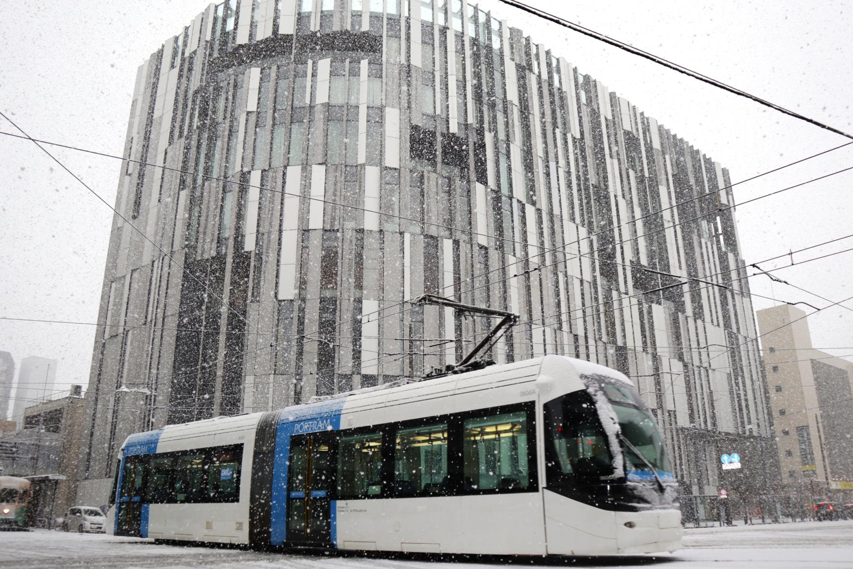 「 富山市ガラス美術館」（富山市）が世界に選ばれた理由に迫る！【2025年に行くべき52か所】