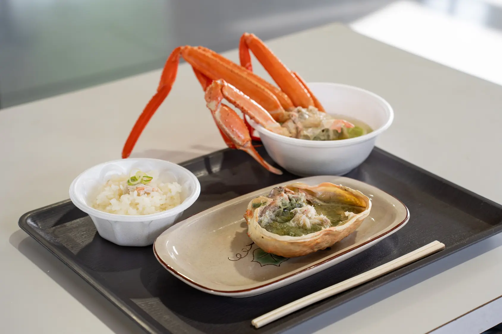 早朝から大混雑の「魚津の朝市」を大解剖！行列必至の「朝市定食」にも迫る。