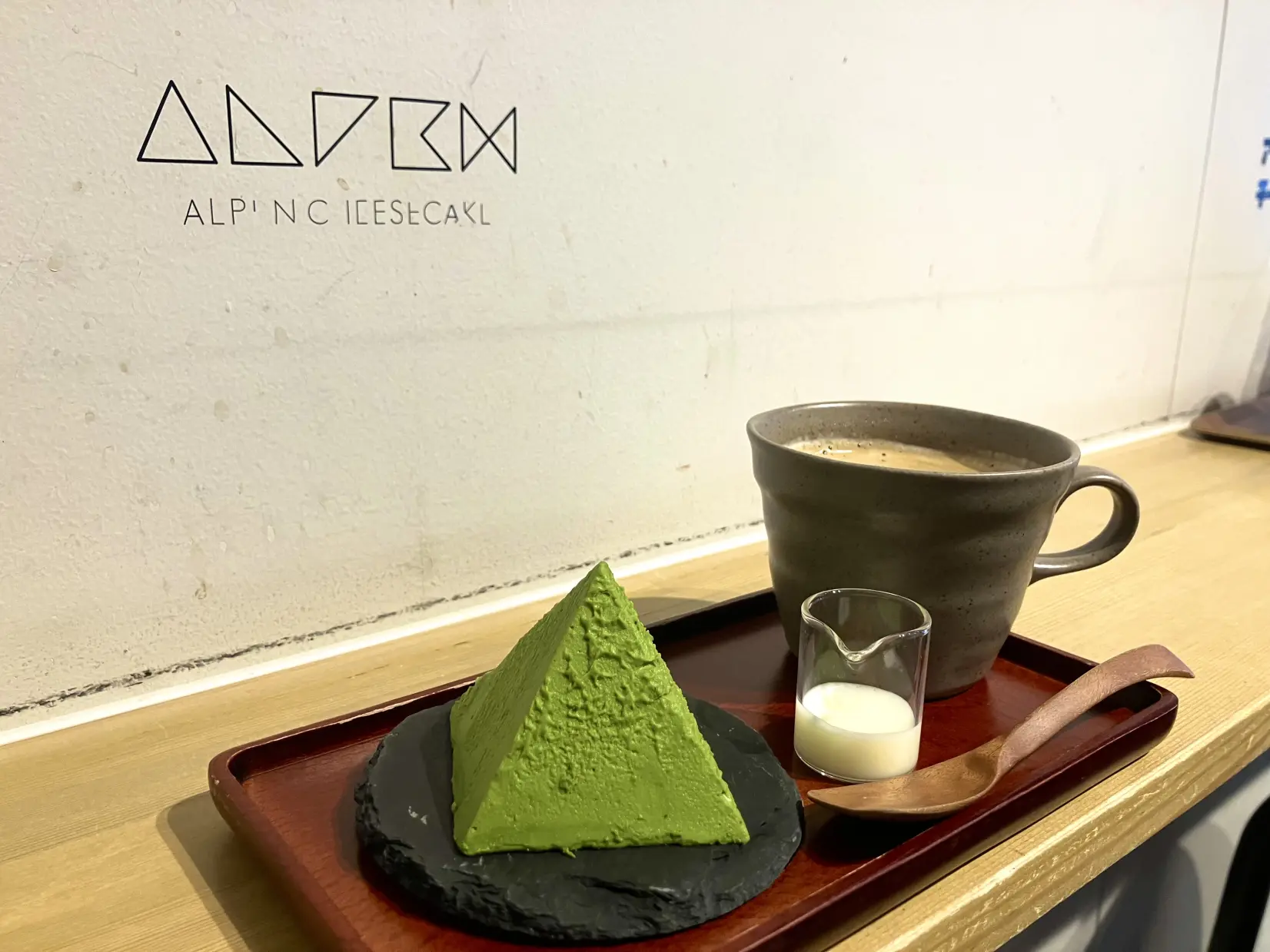 宇奈月温泉の定番スイーツ
アルペンチーズケーキに新作・抹茶味が登場-1