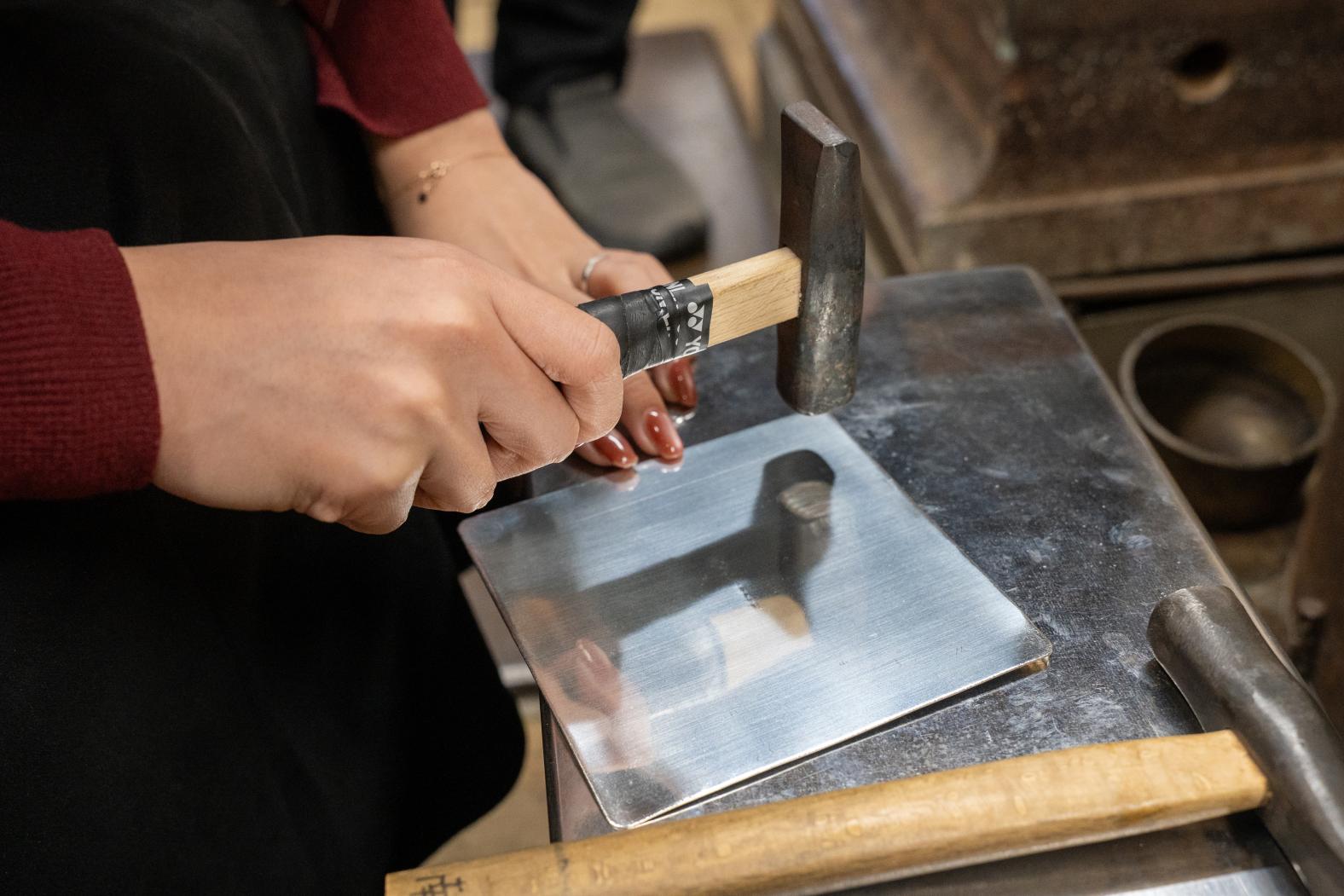 金属なのに折り紙みたい？高岡「シマタニ昇龍工房」で自分だけの「すずがみ」作り体験